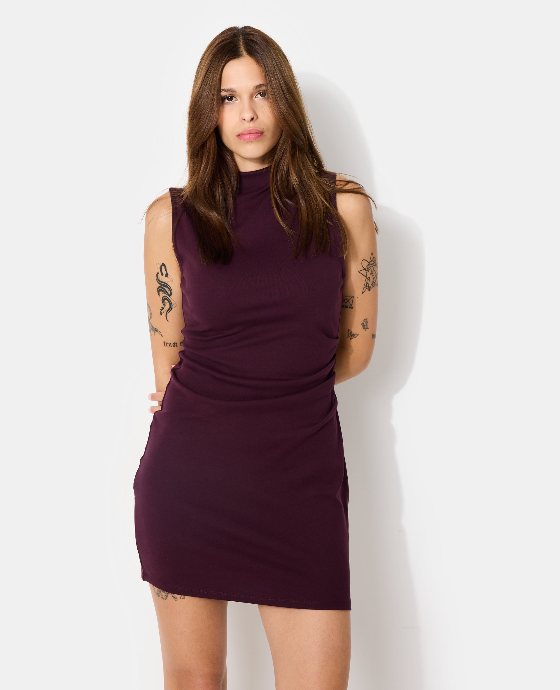 Robe courte sans manches avec fronces côté