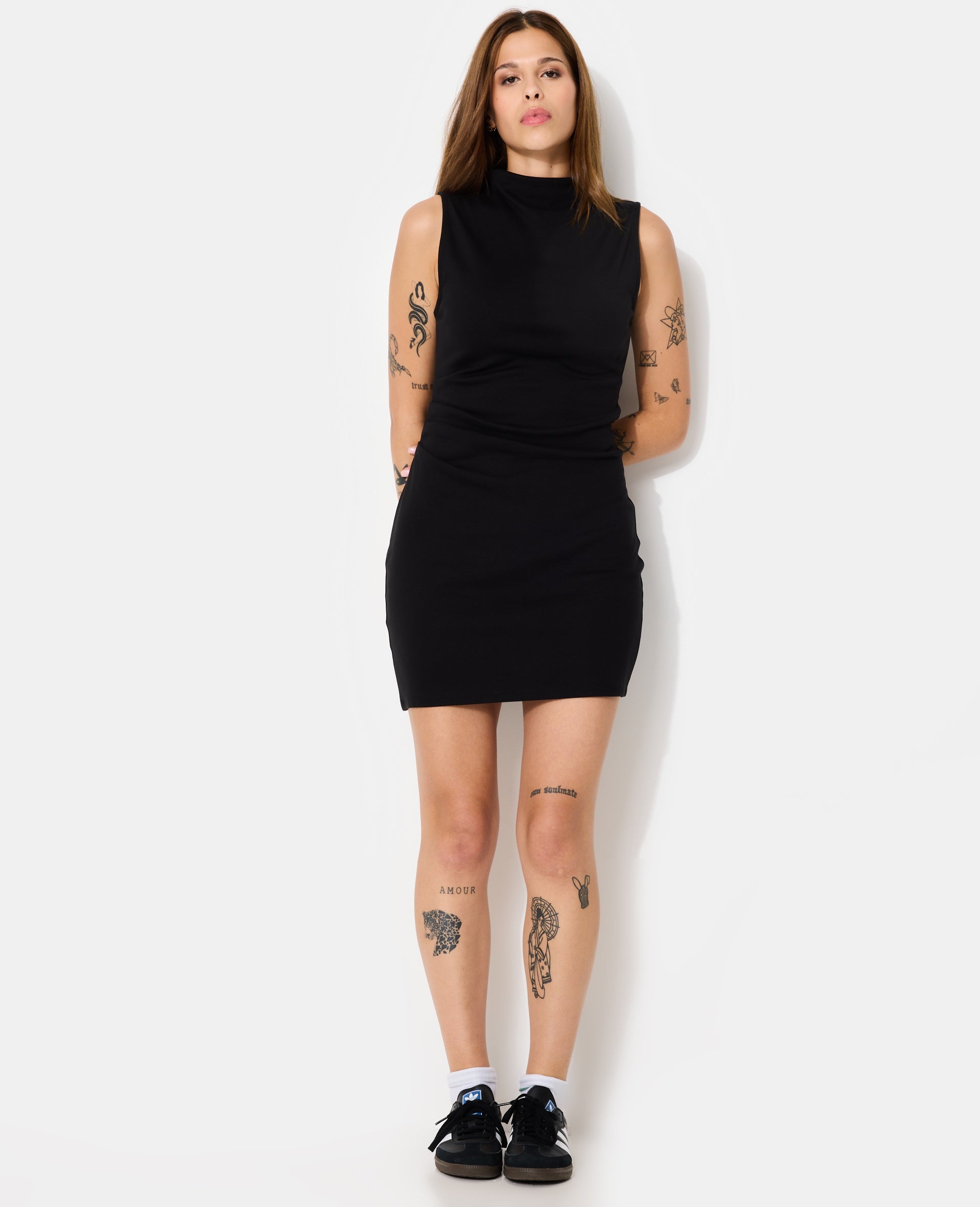 Robe courte sans manches avec fronces côté