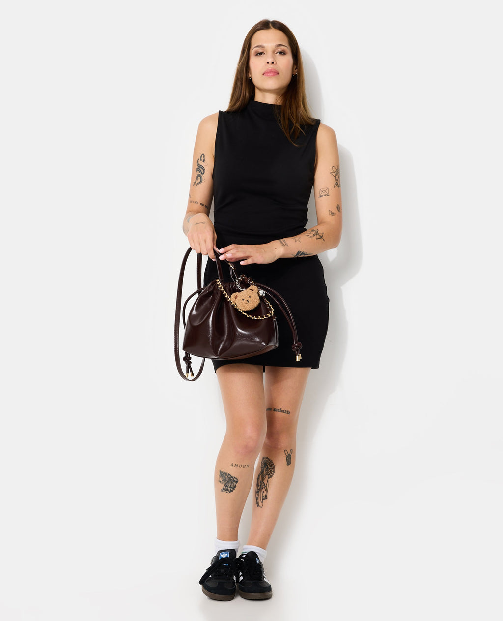 Robe courte sans manches avec fronces côté