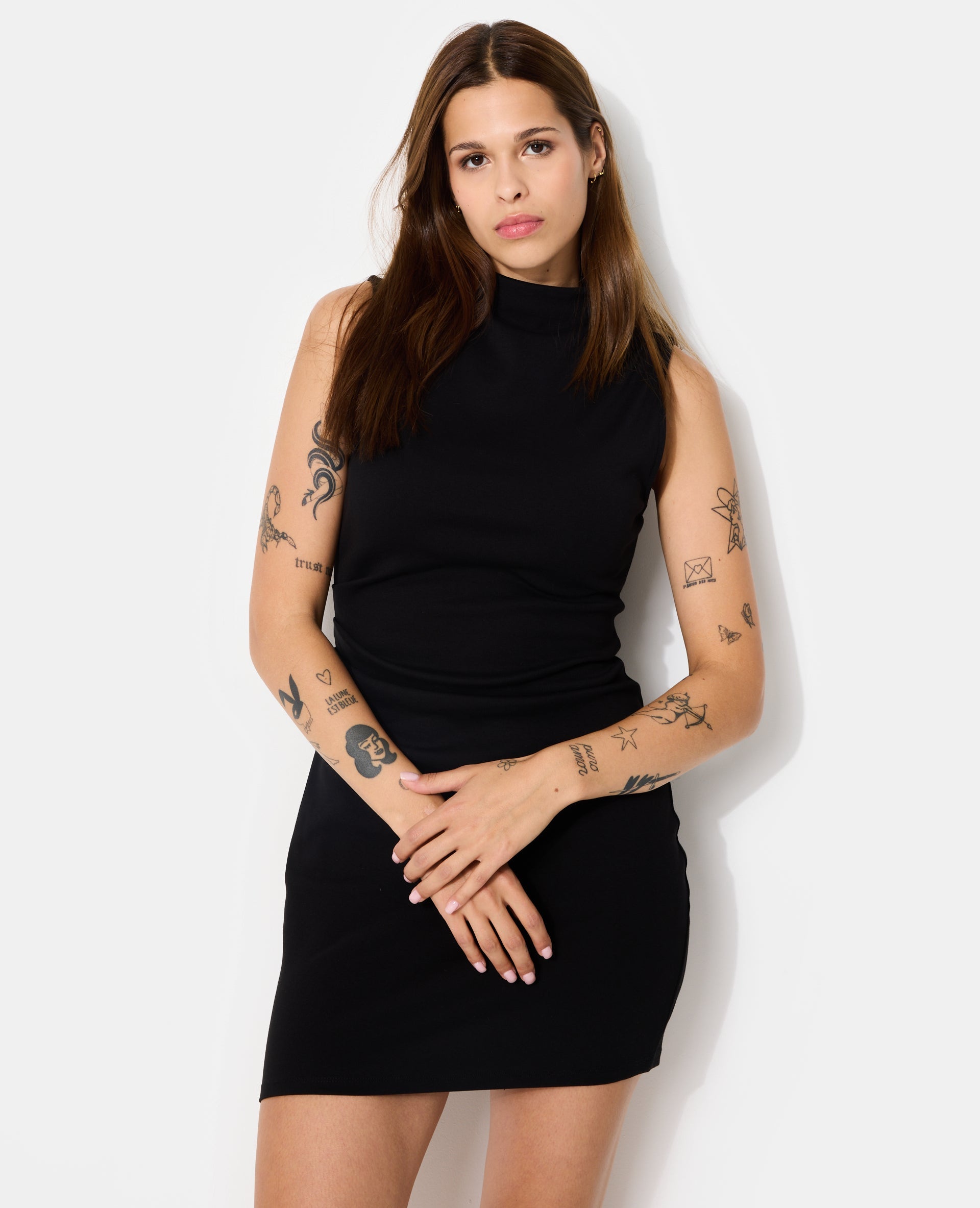 Robe courte sans manches avec fronces côté