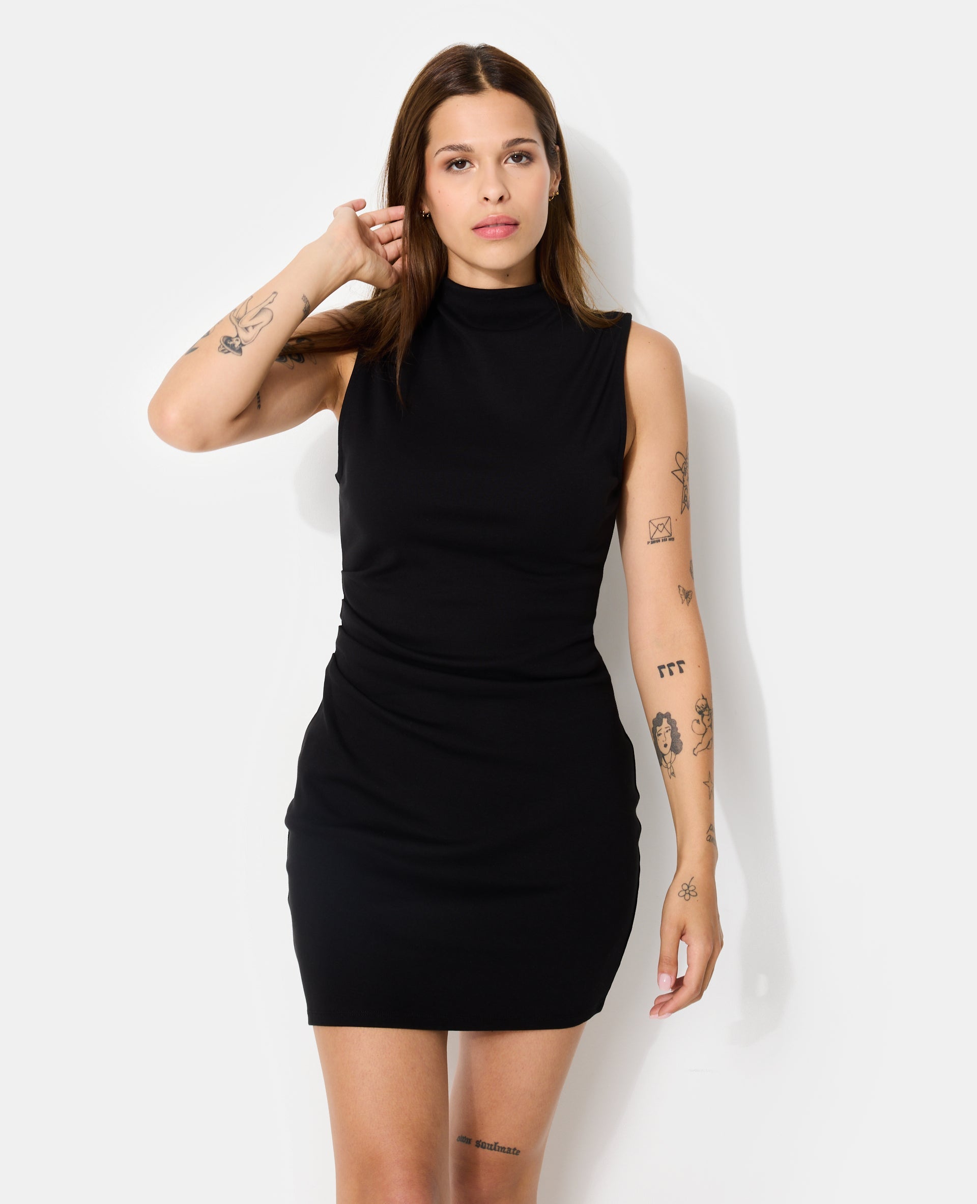 Robe courte sans manches avec fronces côté
