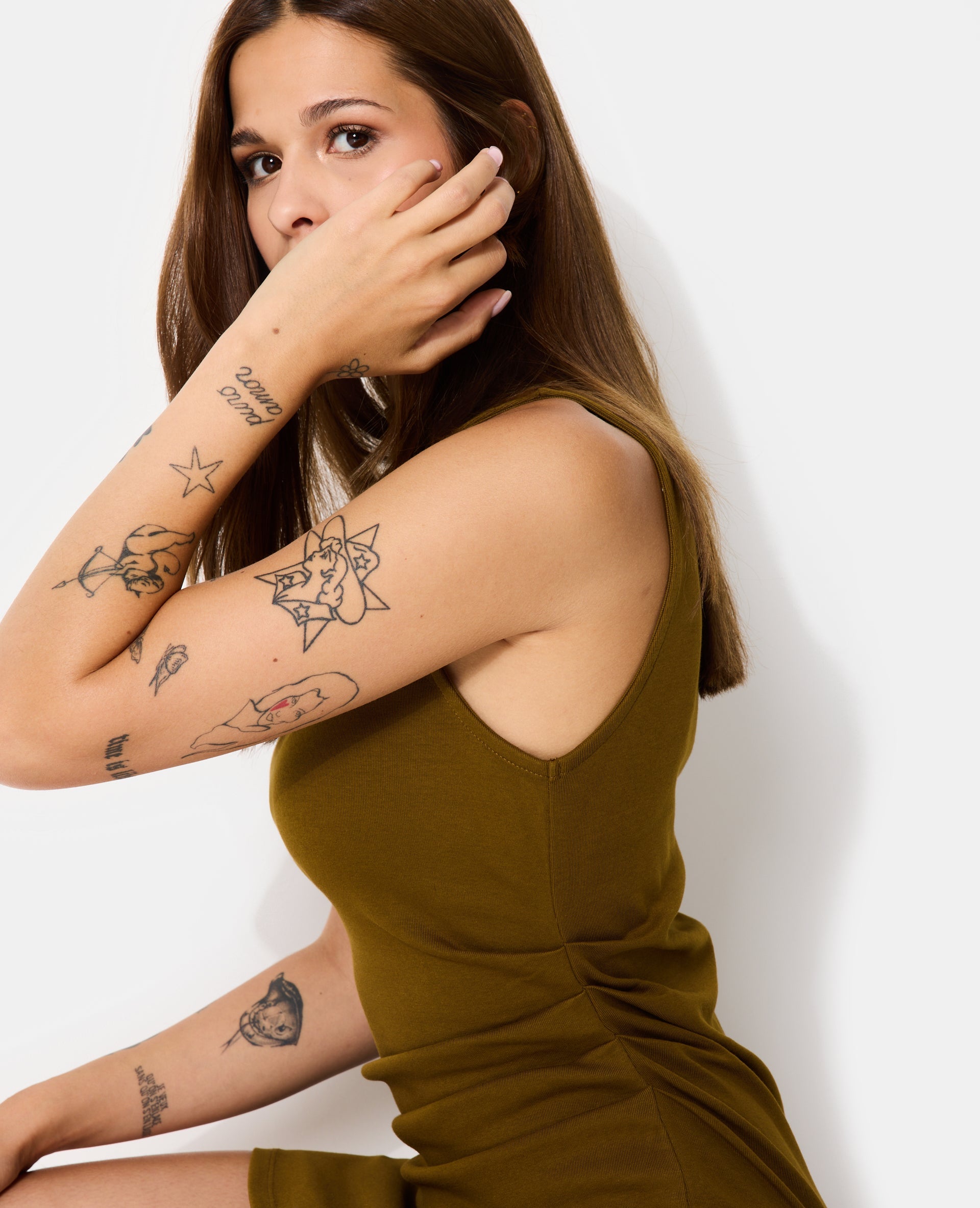 Robe courte sans manches avec fronces côté