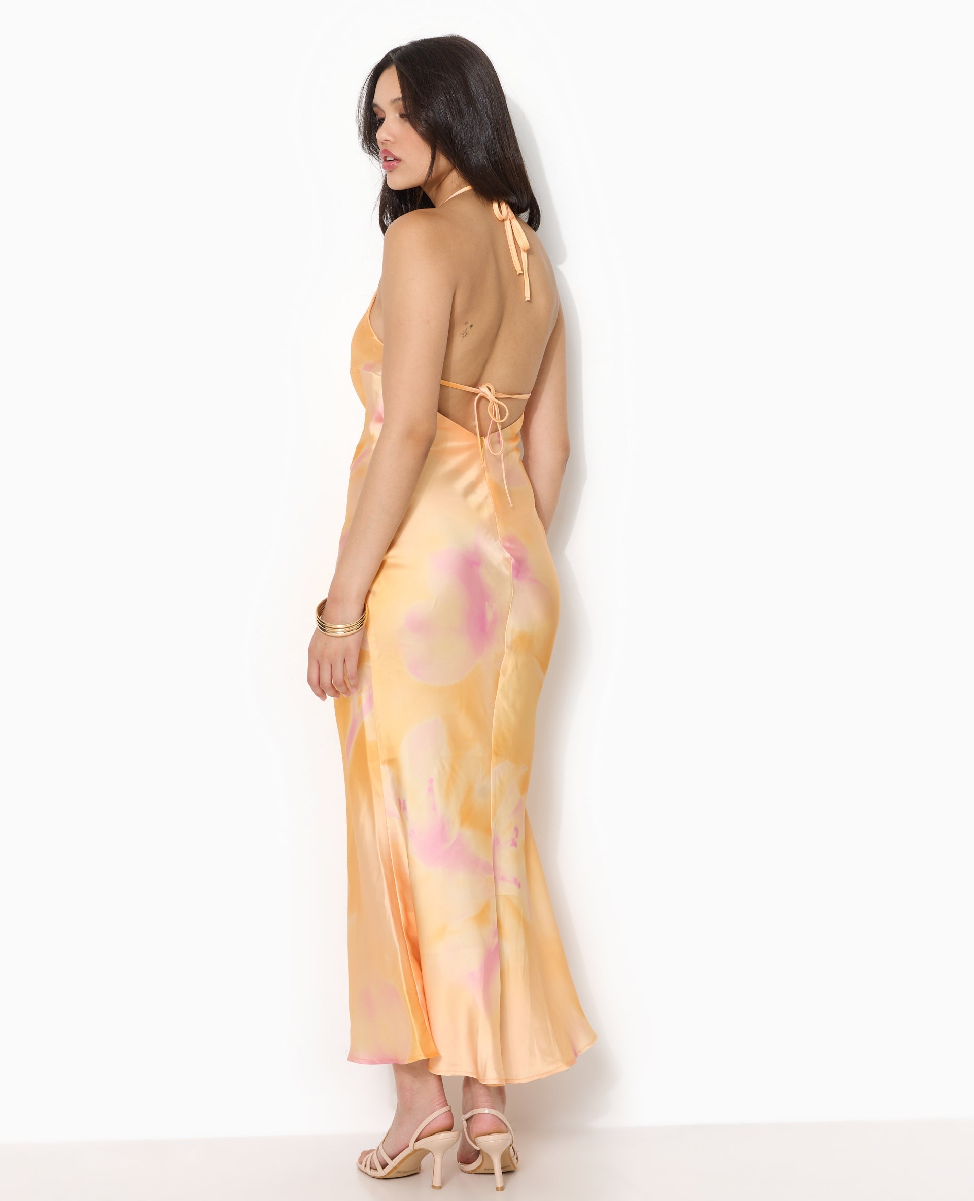 Robe longue dos-nu forme sirène en satin