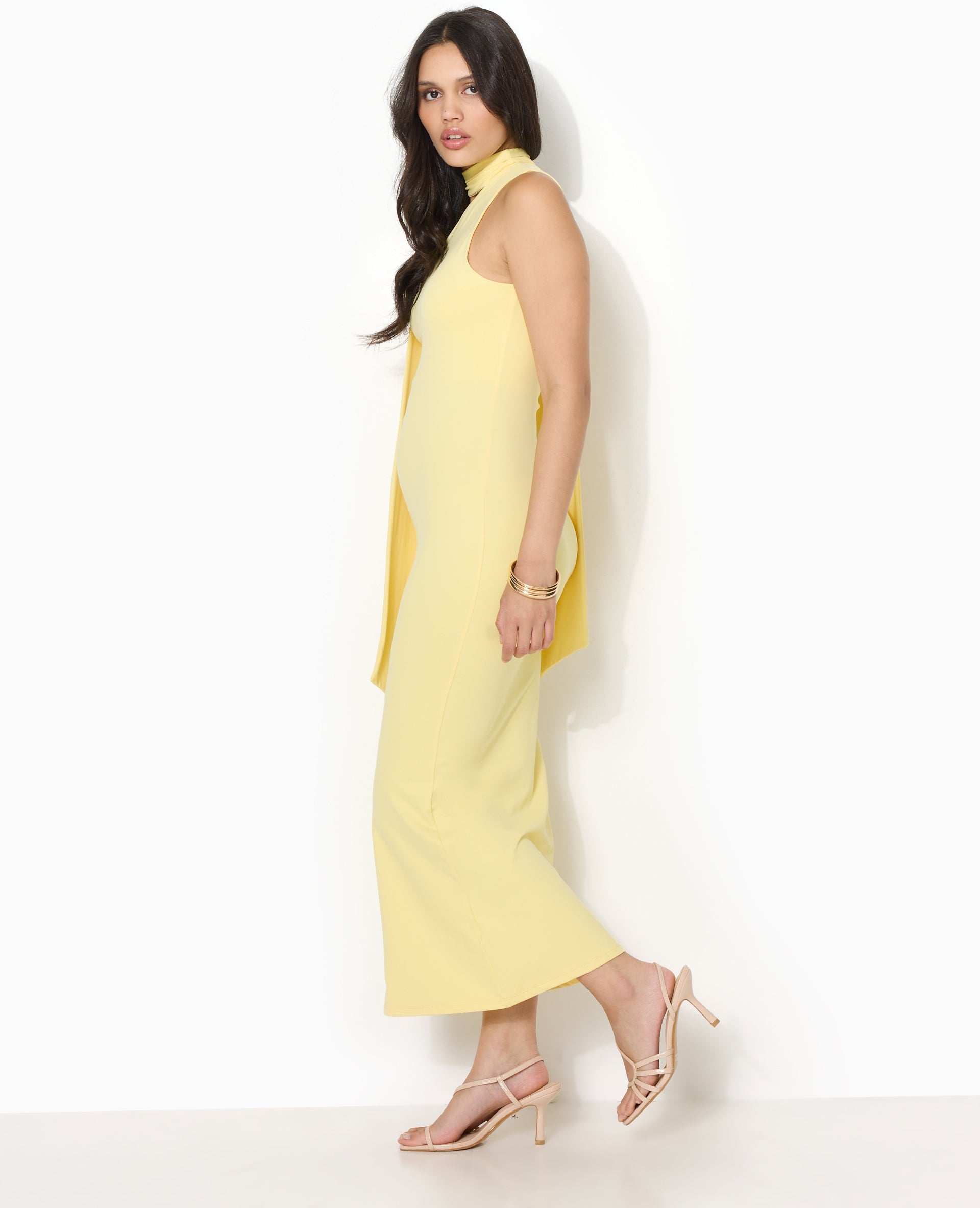Robe longue et moulante asymétrique avec foulard