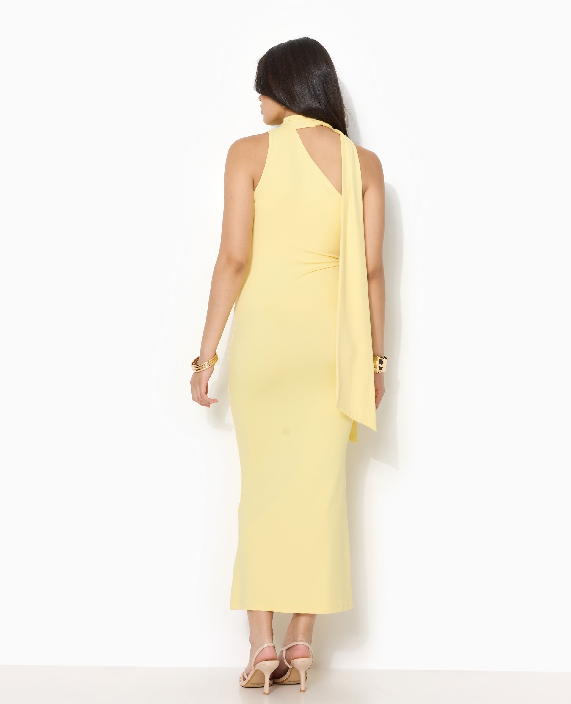 Robe longue et moulante asymétrique avec foulard