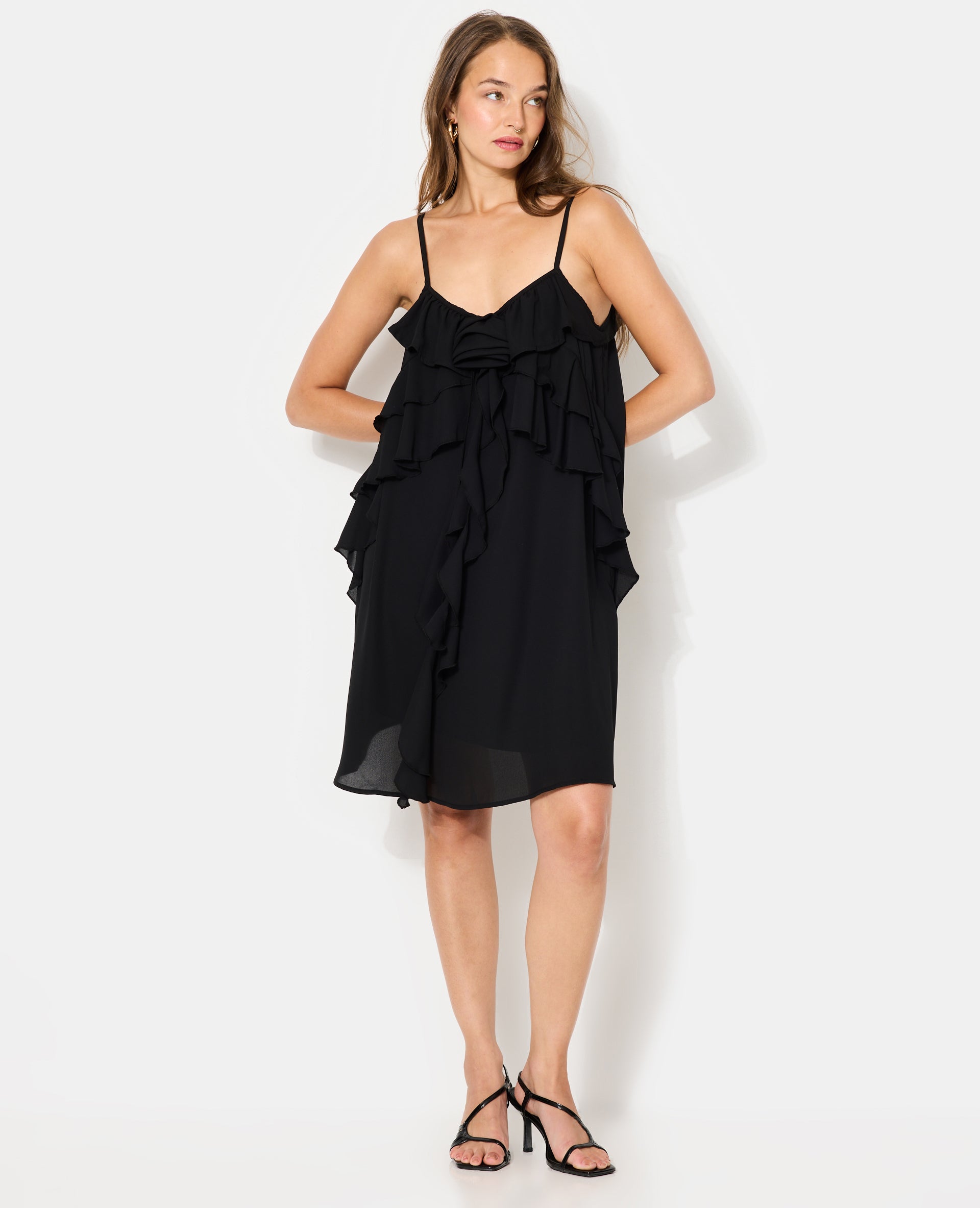 Robe courte en voile avec volants et fleur