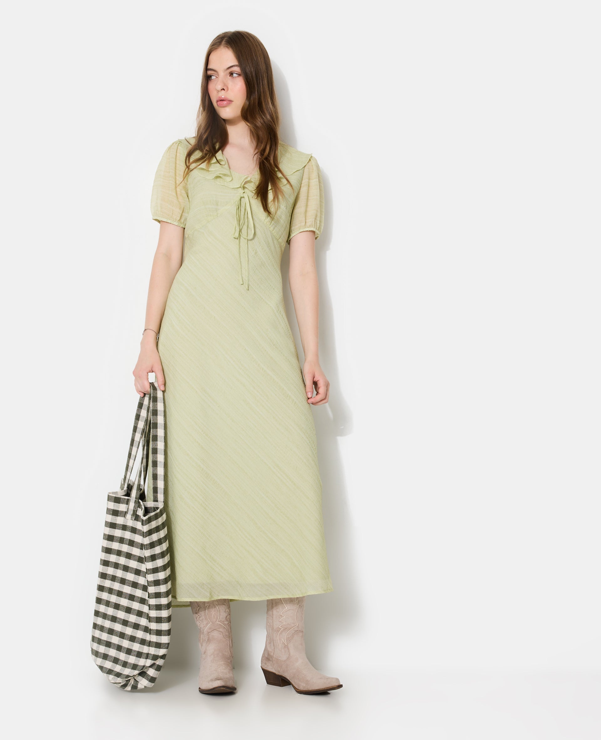 Robe longue avec col volanté et ceinture à nouer