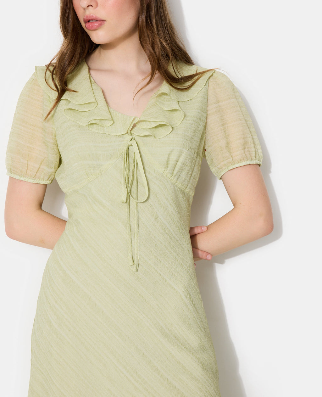 Robe longue avec col volanté et ceinture à nouer