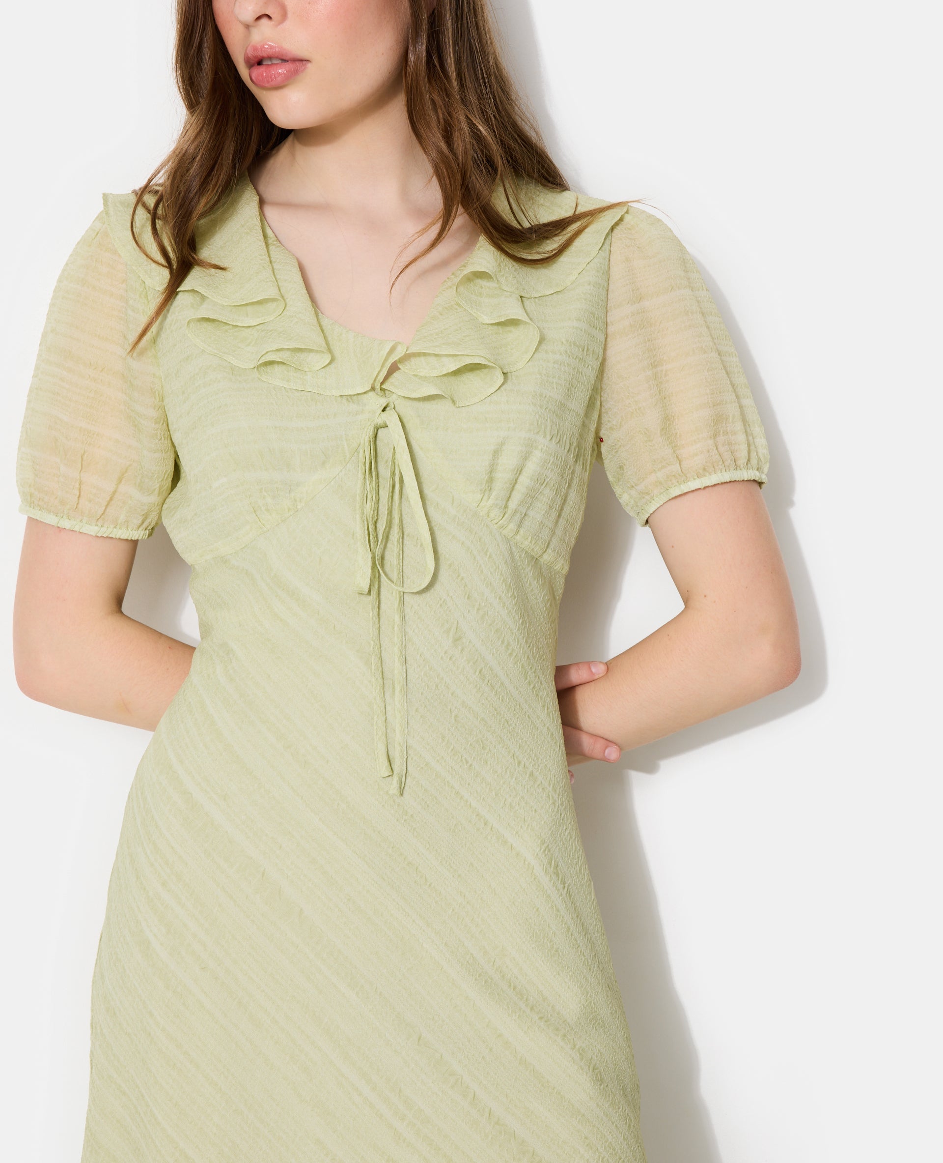 Robe longue avec col volanté et ceinture à nouer