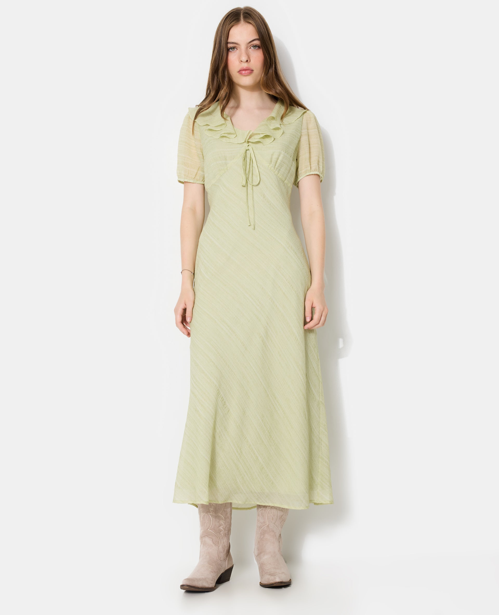 Robe longue avec col volanté et ceinture à nouer