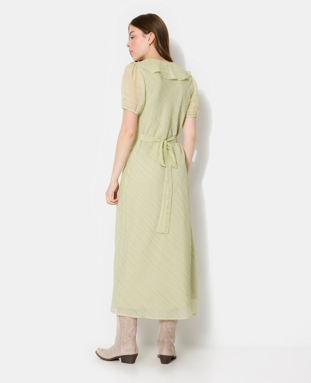 Robe longue avec col volanté et ceinture à nouer