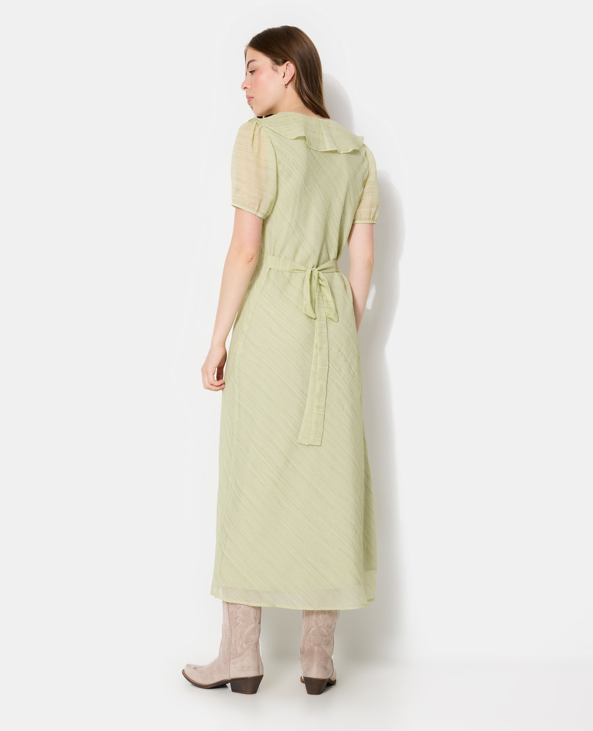 Robe longue avec col volanté et ceinture à nouer