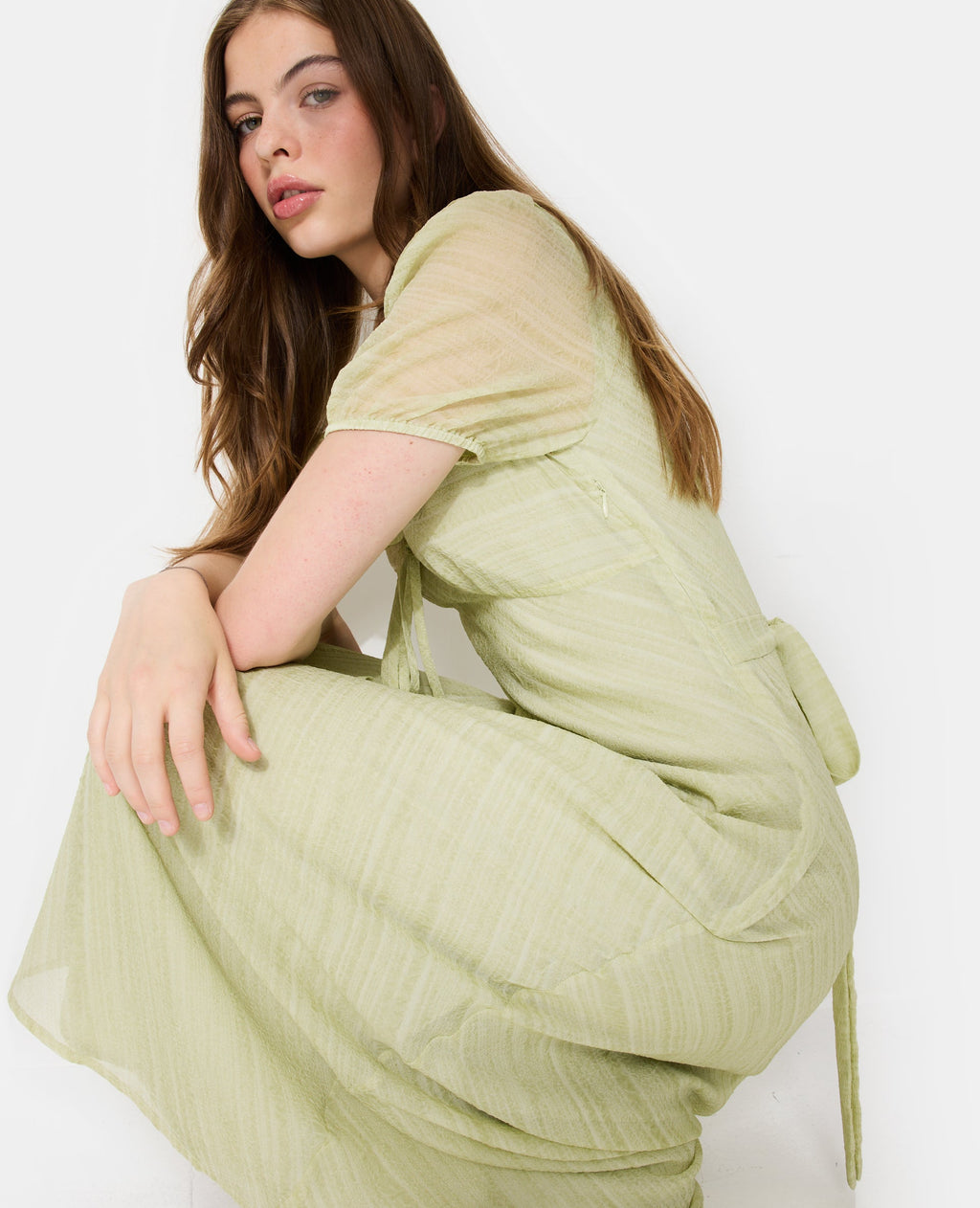 Robe longue avec col volanté et ceinture à nouer