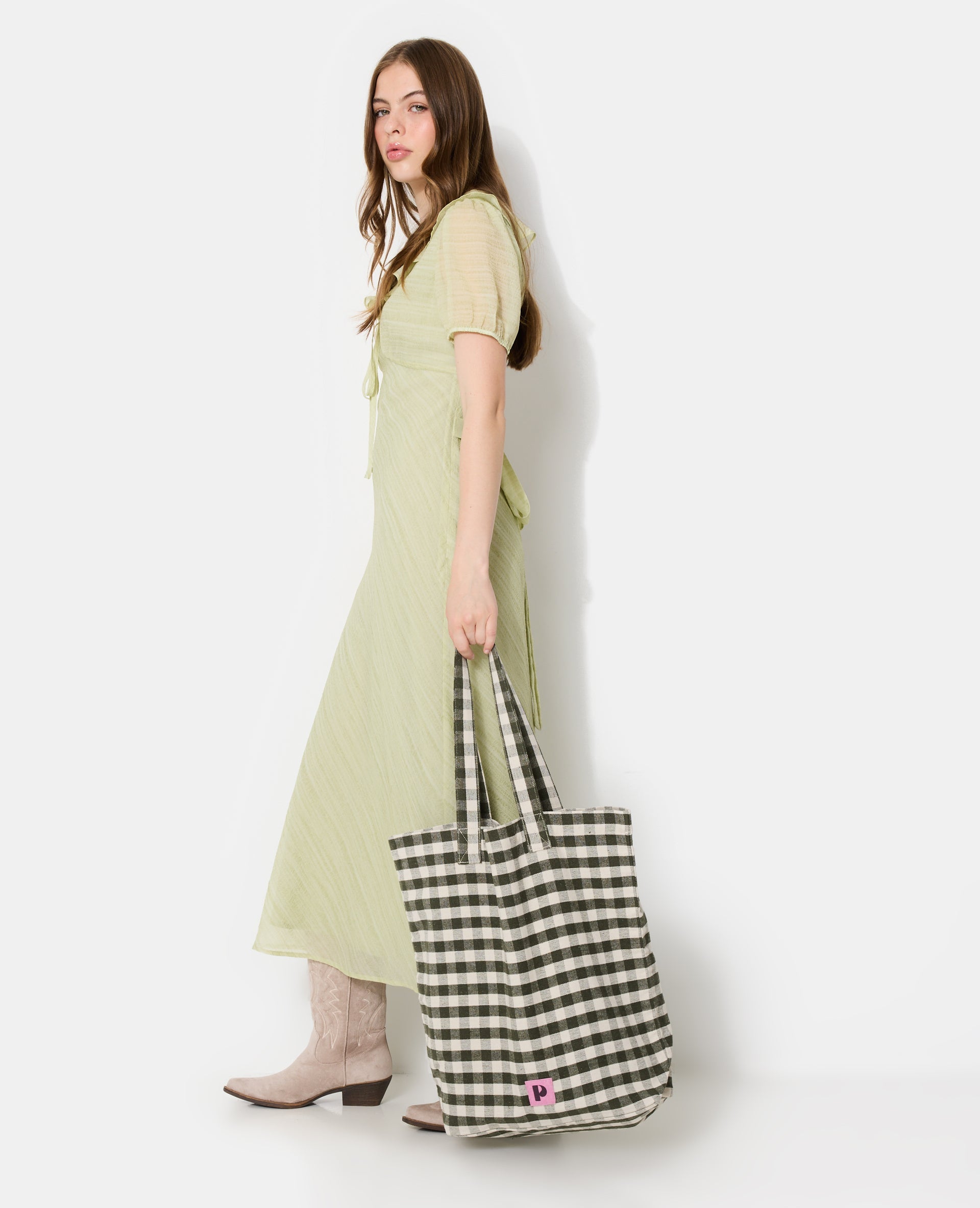 Robe longue avec col volanté et ceinture à nouer