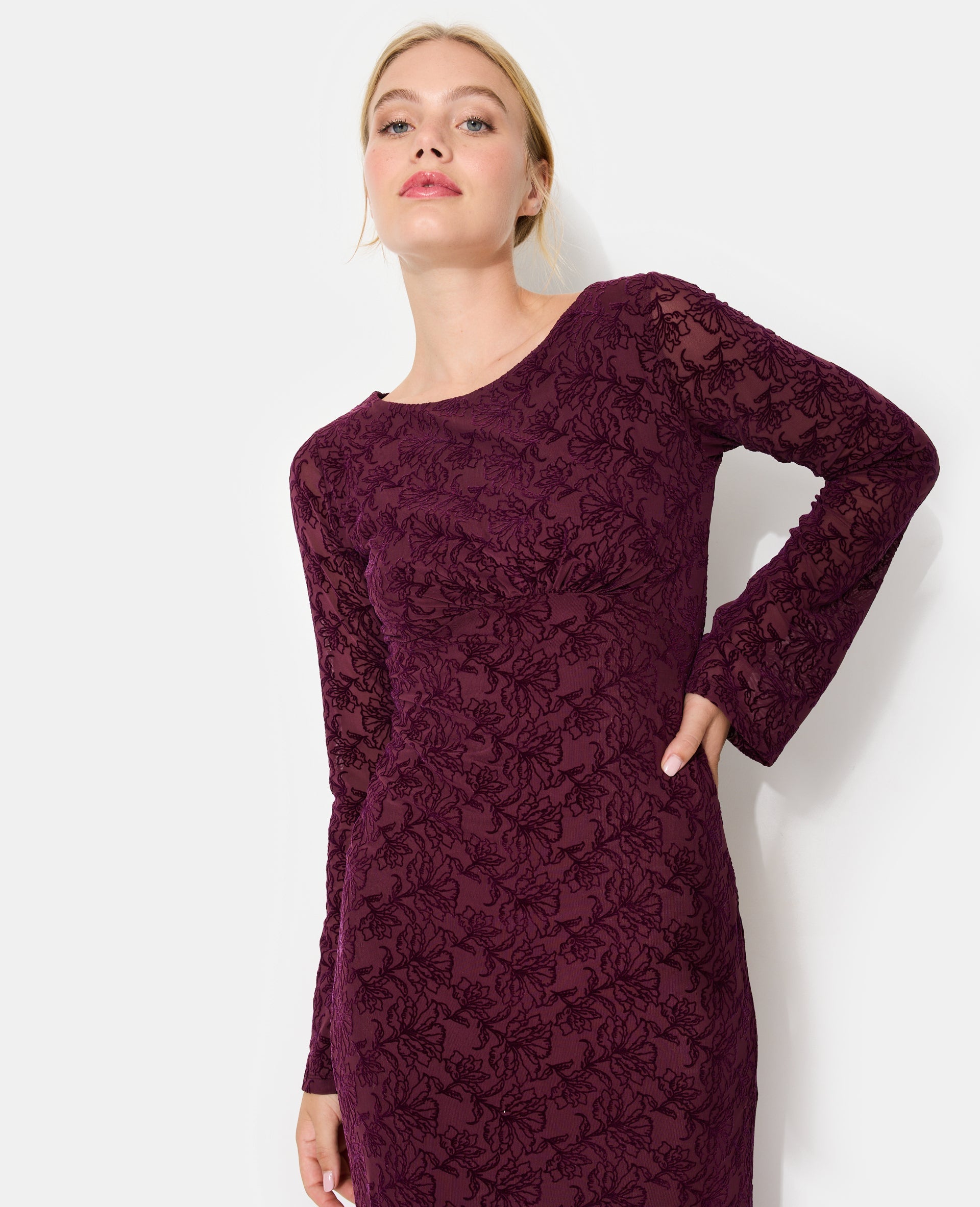Robe longue en résille avec motifs fleurs en velours