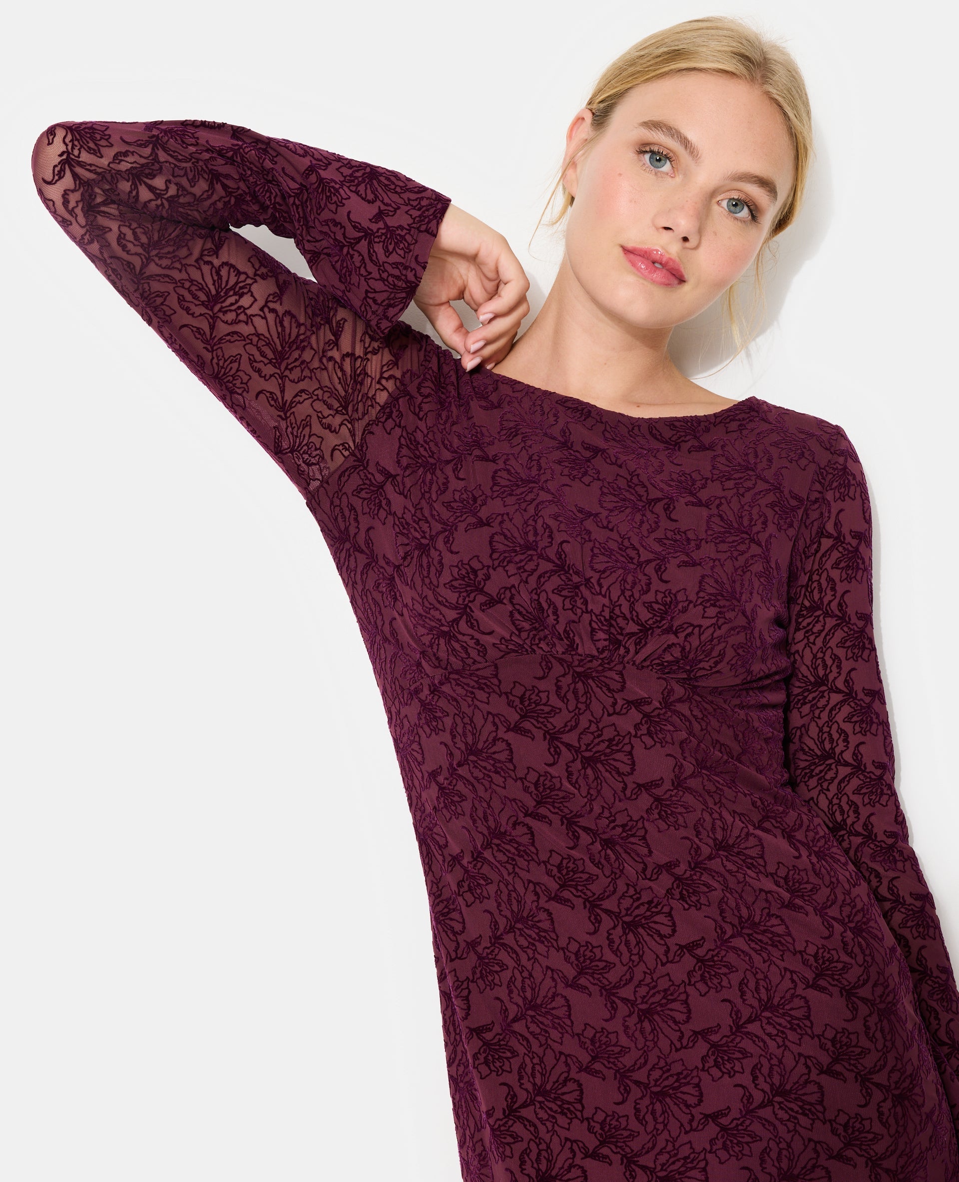 Robe longue en résille avec motifs fleurs en velours