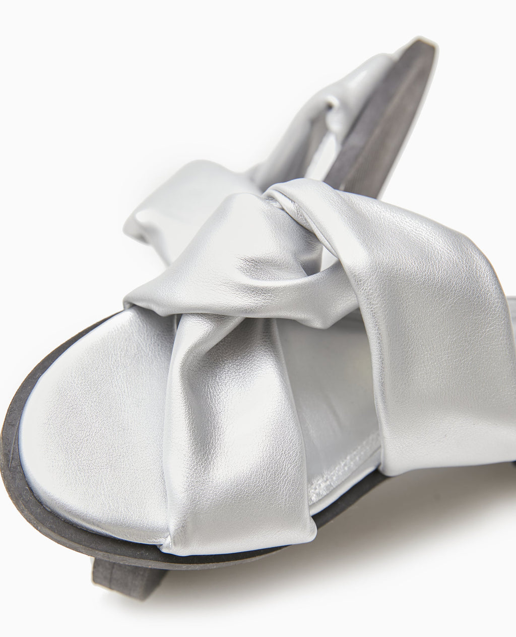 Mules plates avec brides entremêlées