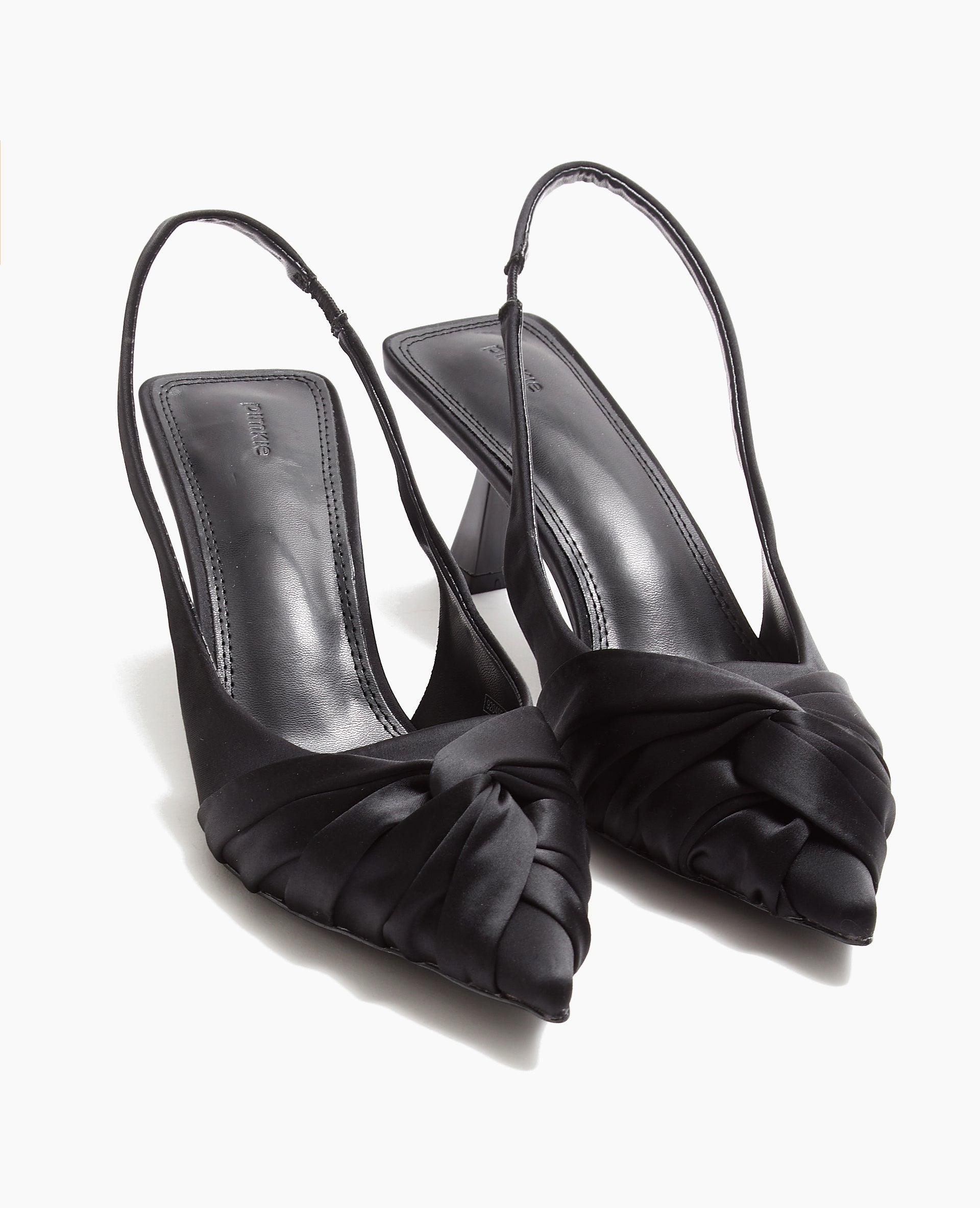 Escarpins en satin bouts pointus talons ouverts