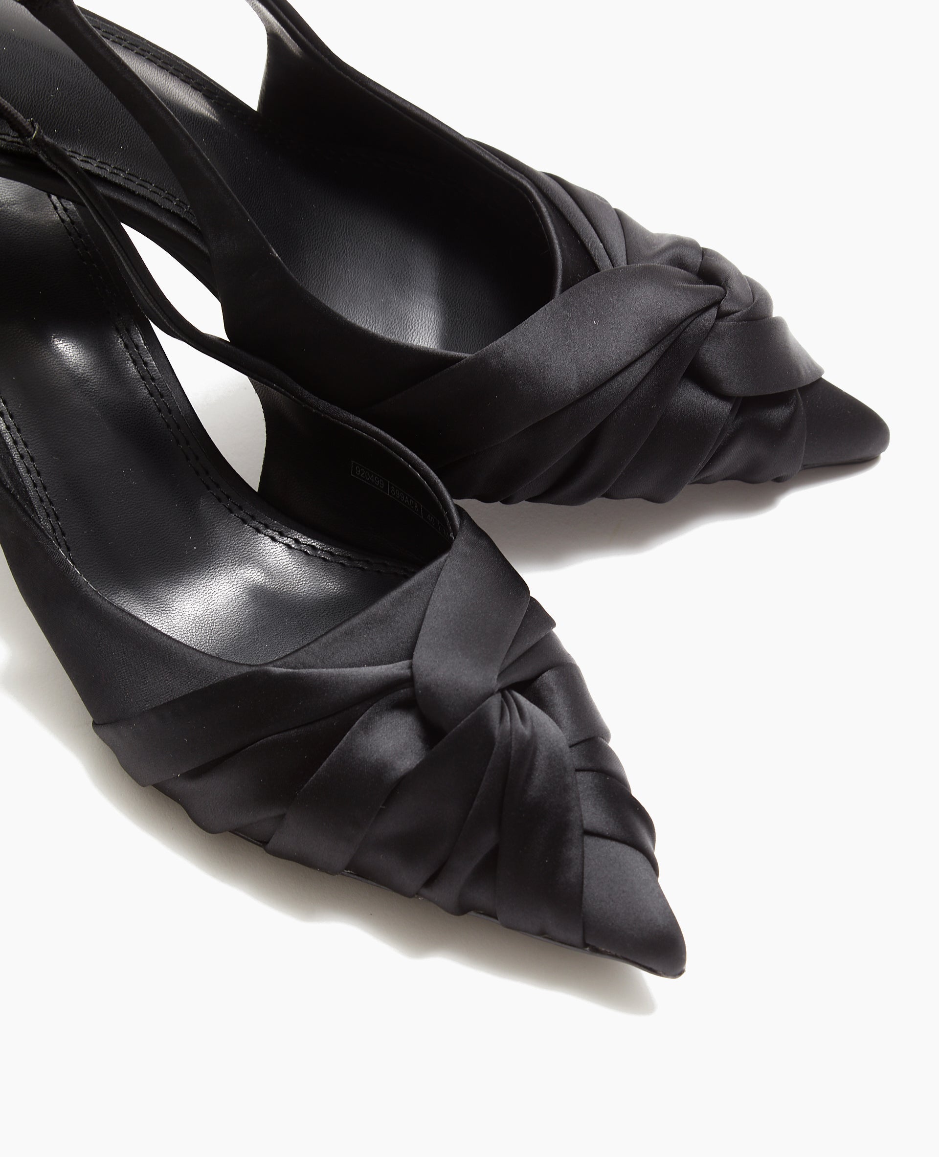 Escarpins en satin bouts pointus talons ouverts