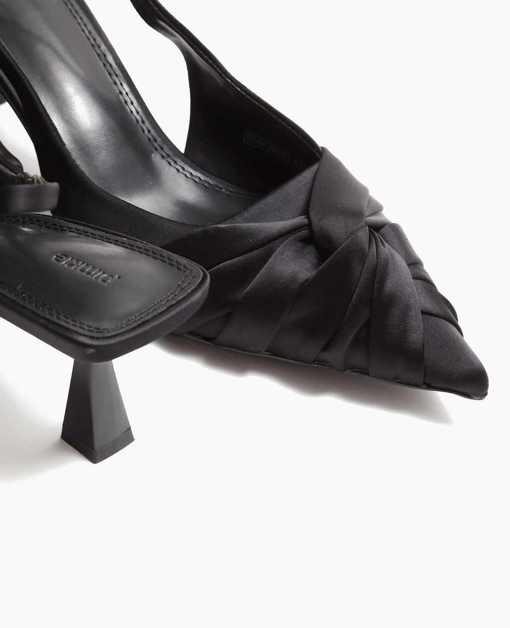 Escarpins en satin bouts pointus talons ouverts