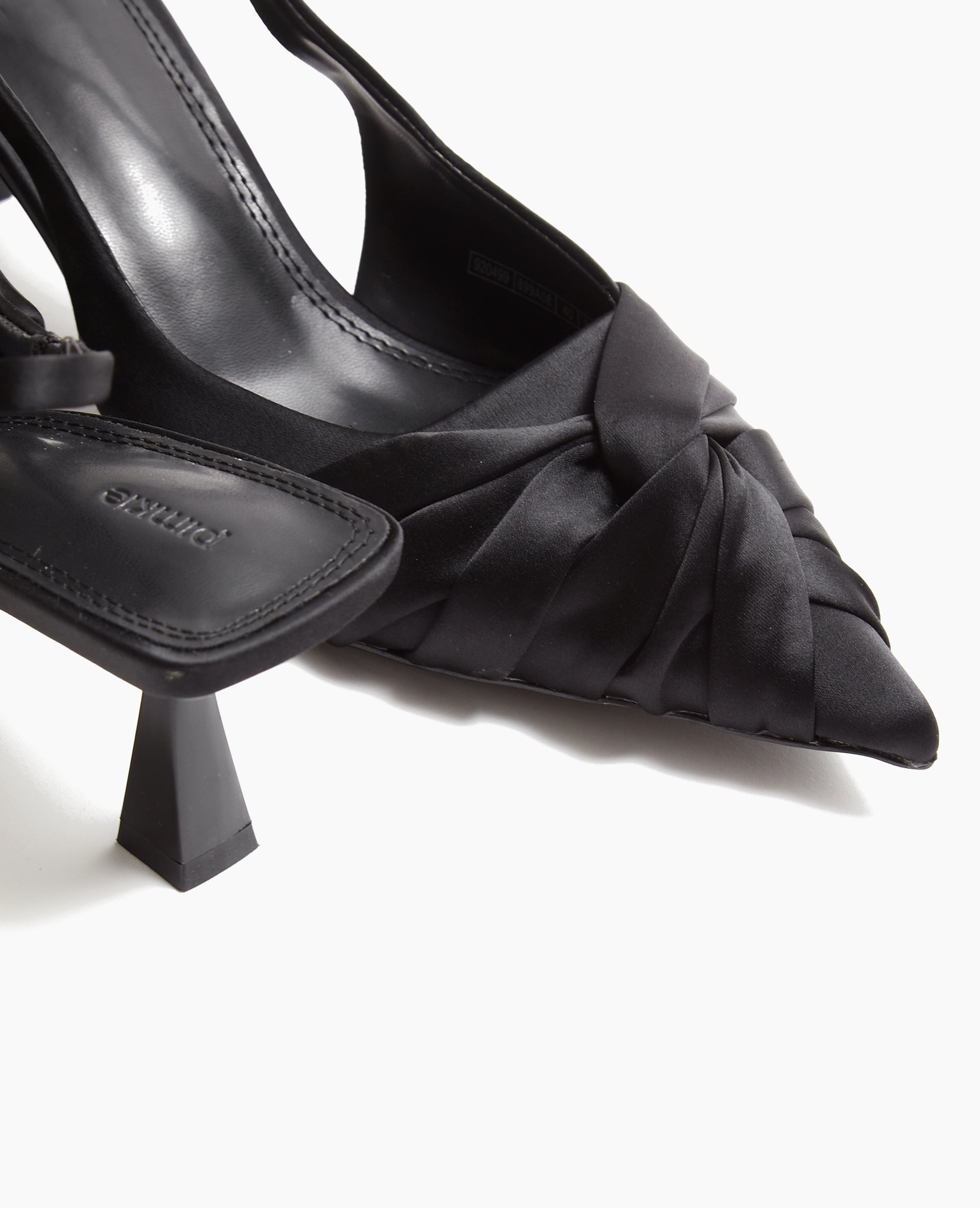 Escarpins en satin bouts pointus talons ouverts