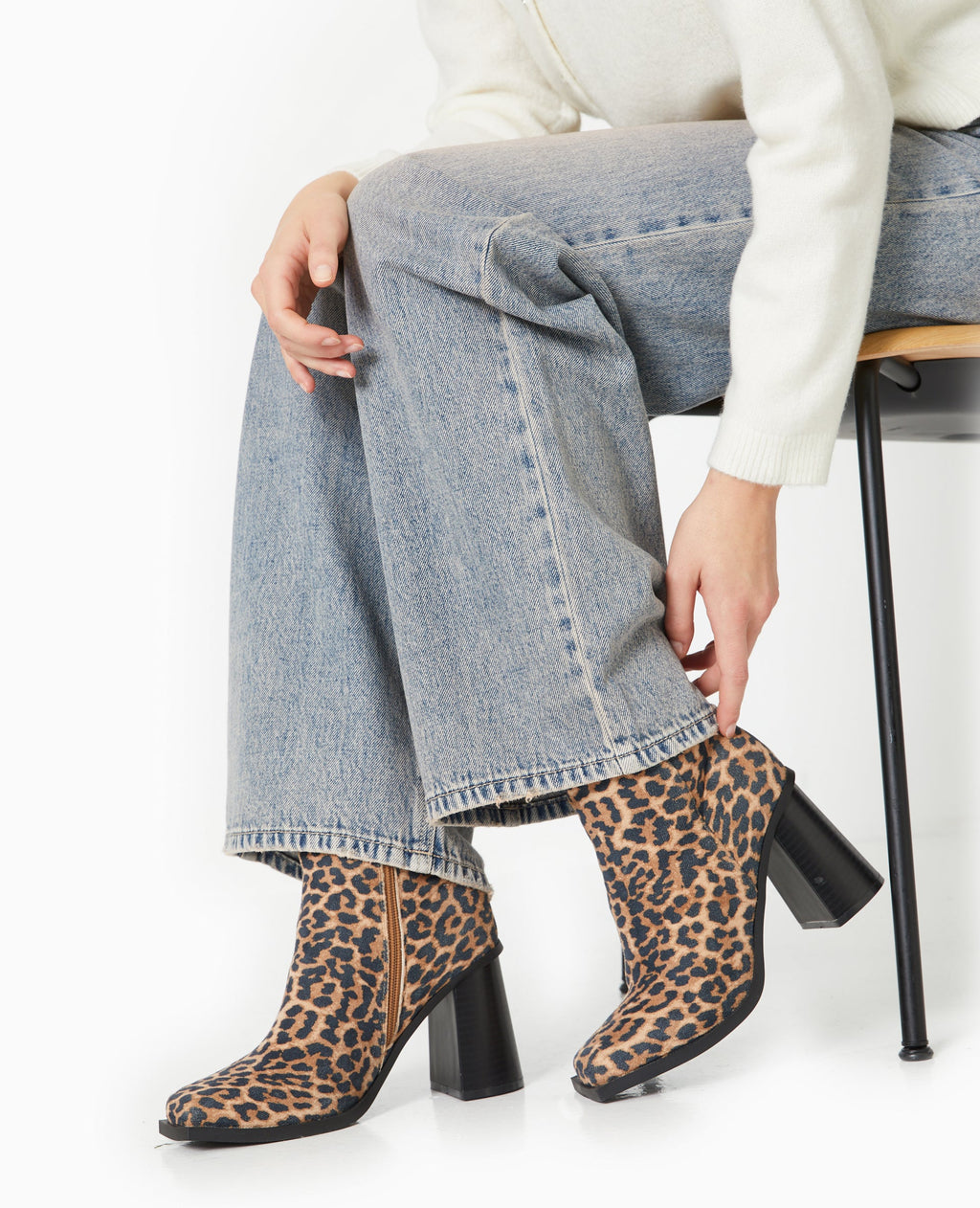 Boots à talons bouts carrés motif léopard