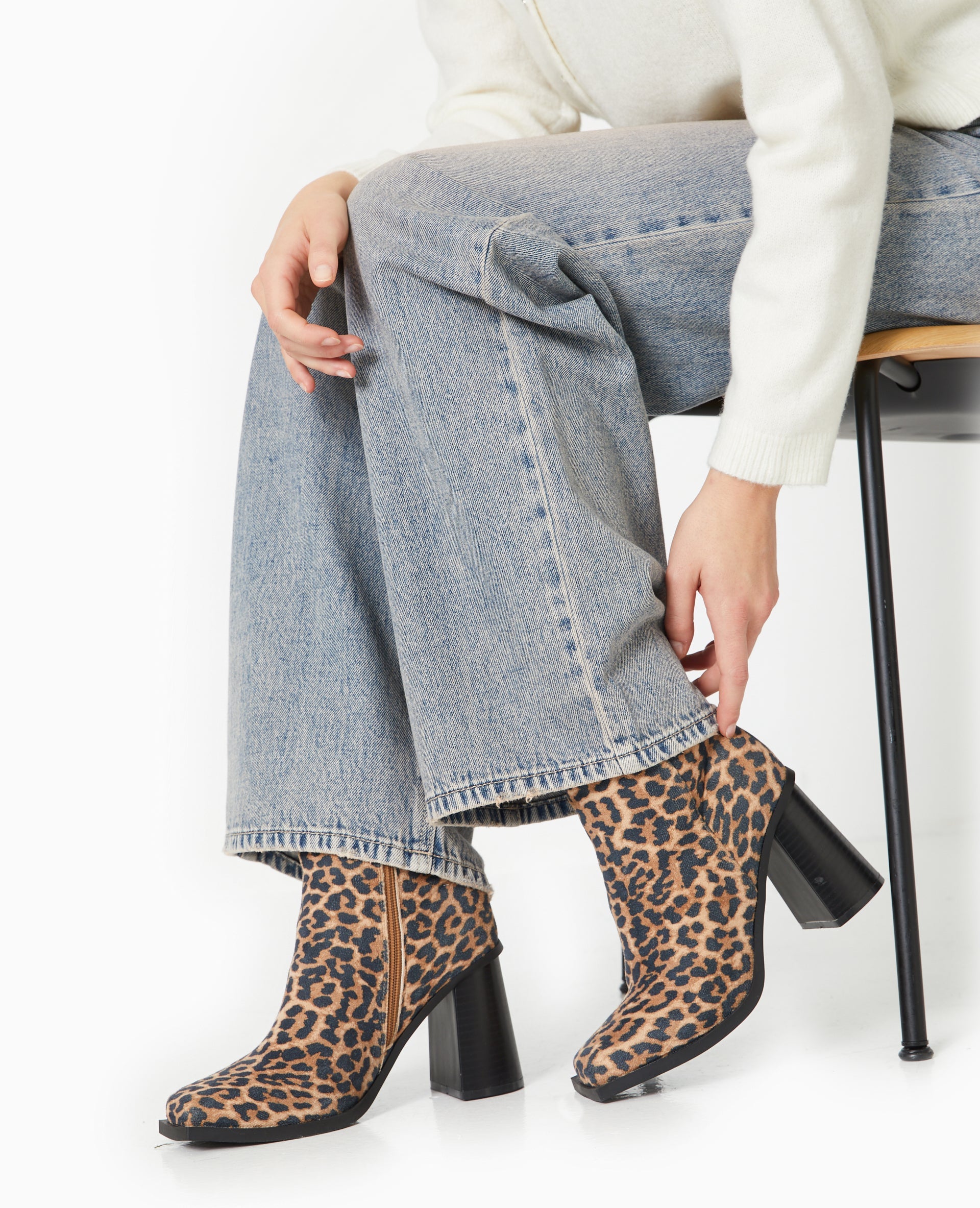 Boots à talons bouts carrés motif léopard