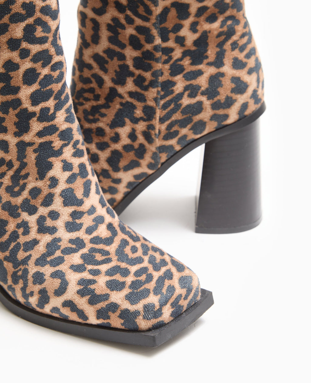 Boots à talons bouts carrés motif léopard