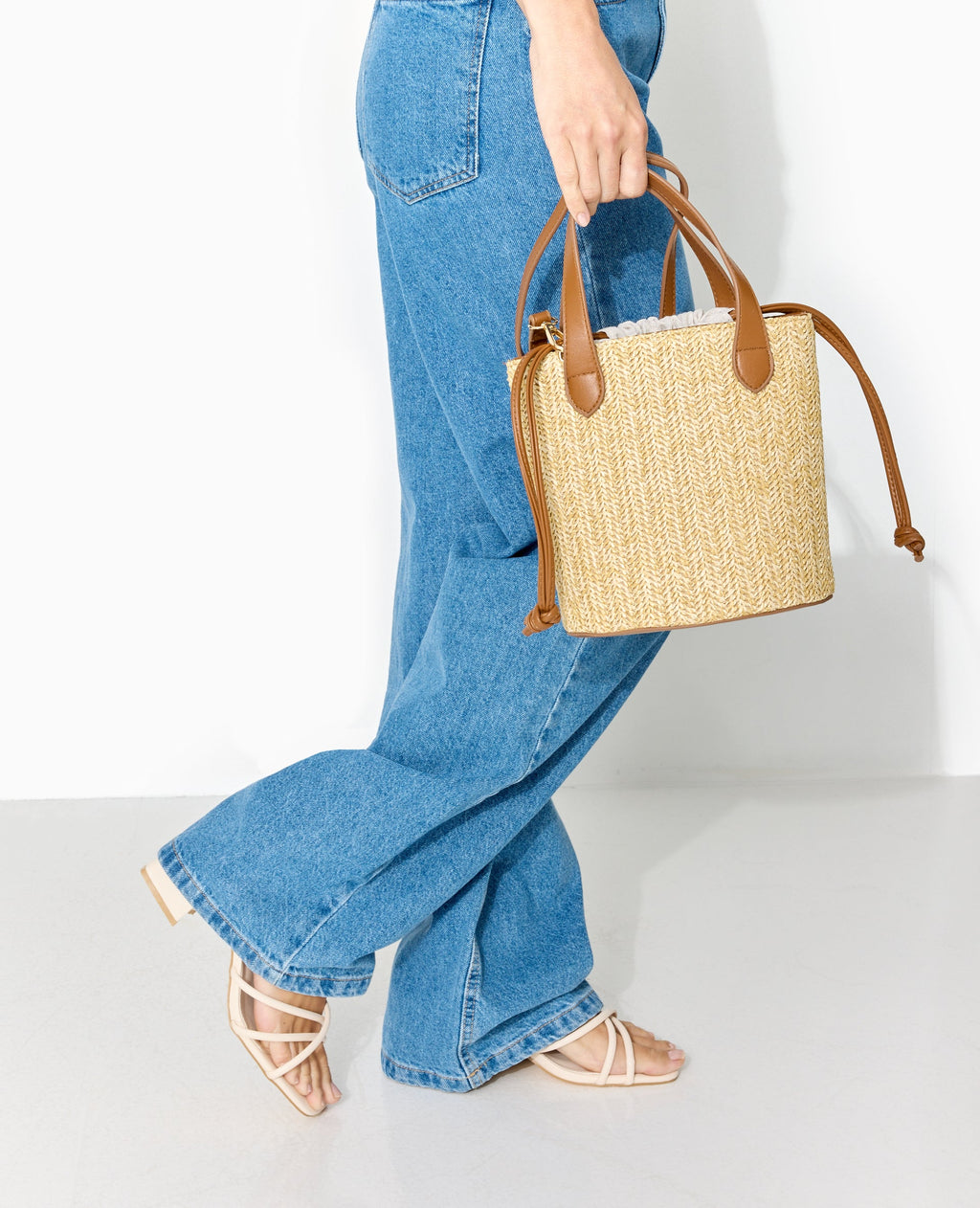 Sac seau en raphia
