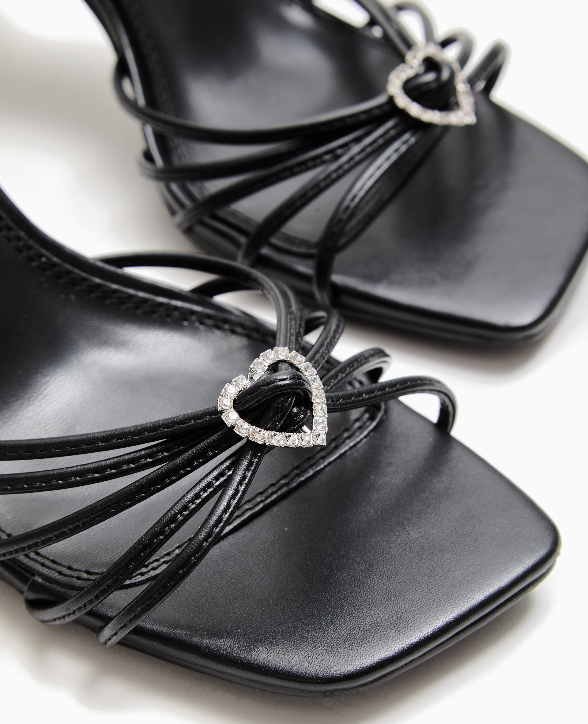 Sandales à talon avec cœur strass