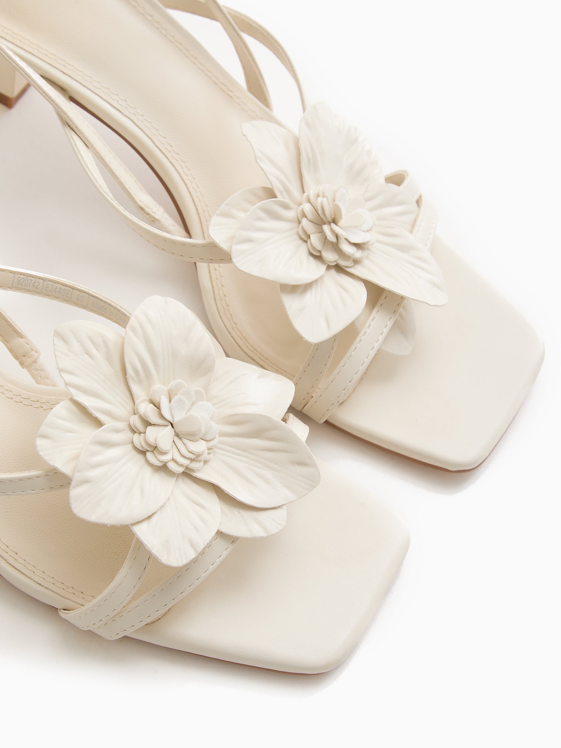 Sandales à talon avec fleur