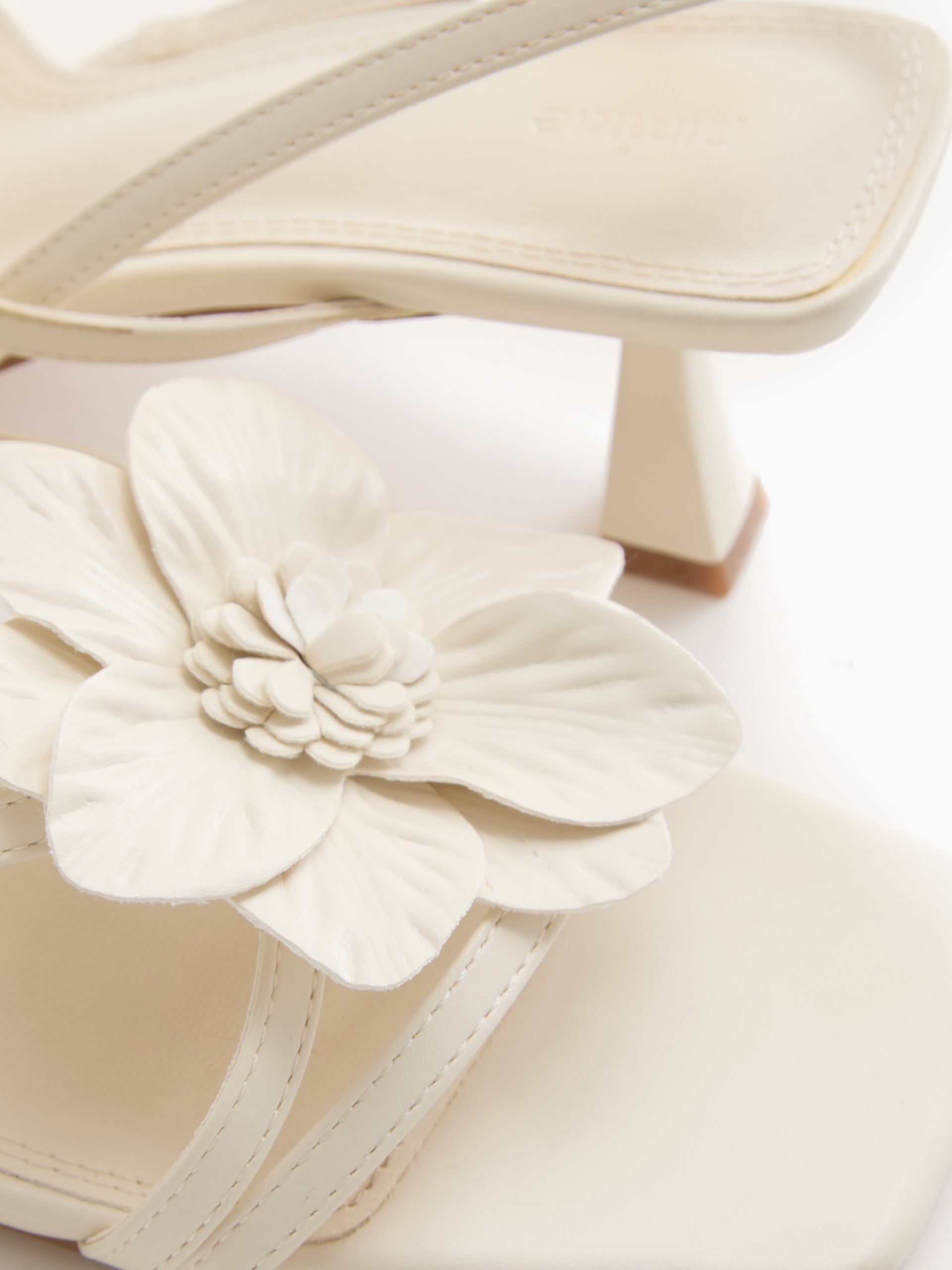 Sandales à talon avec fleur