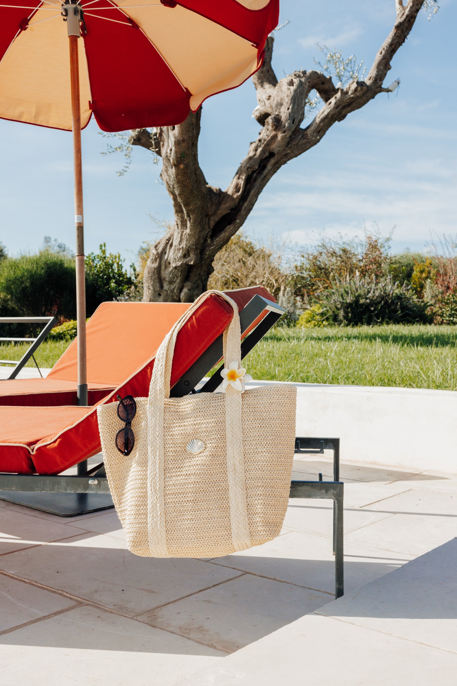 Grand sac cabas en raphia avec boucle coquillage