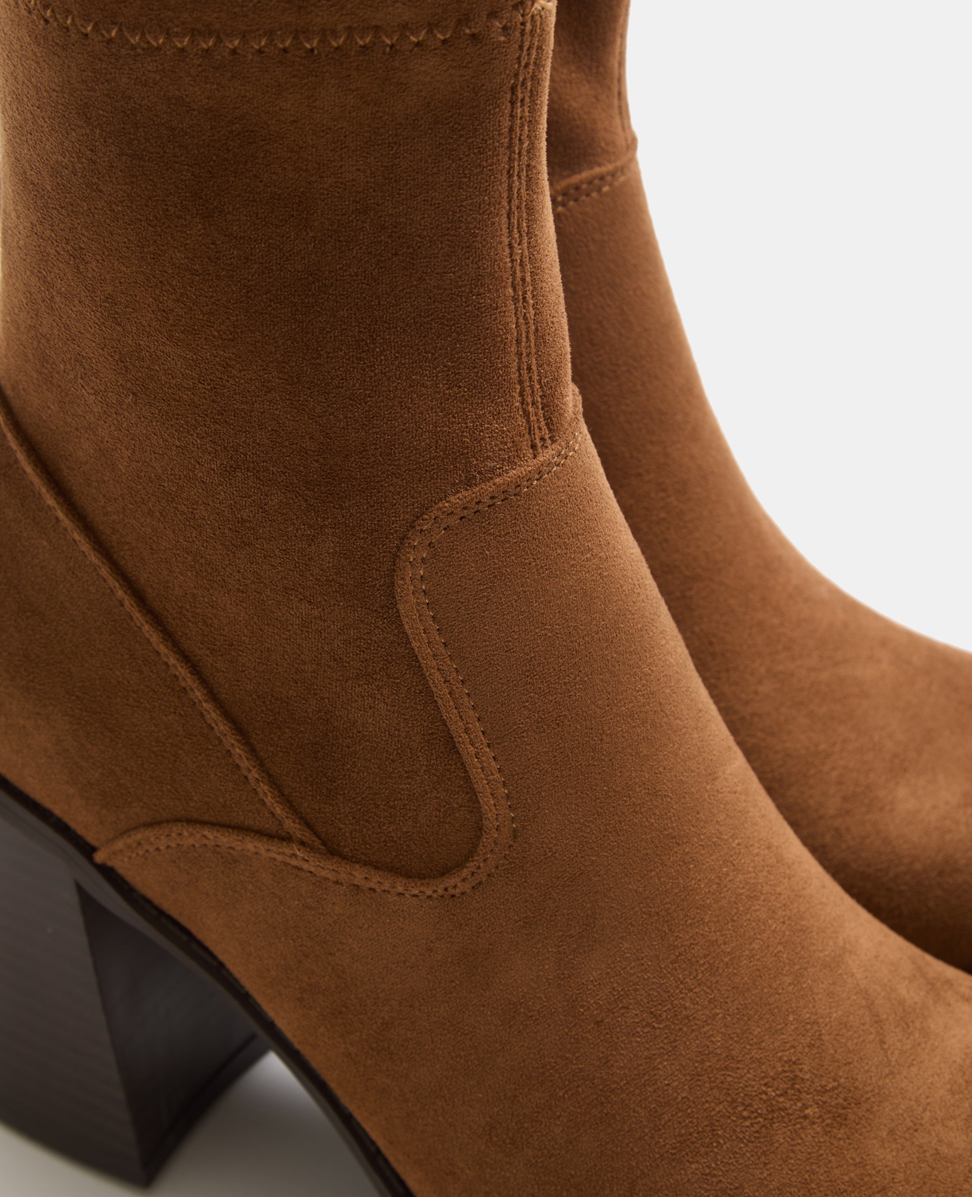 Boots en suédine semelles plateformes et talons