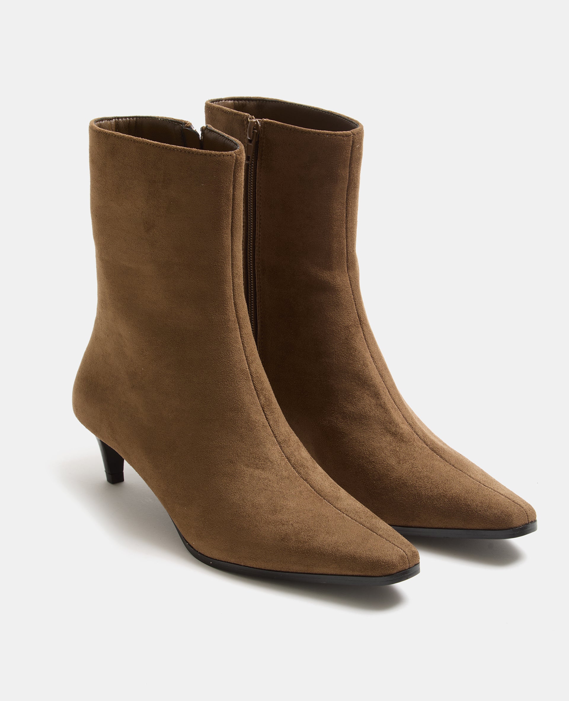 Boots pointues en suédine avec petit talon