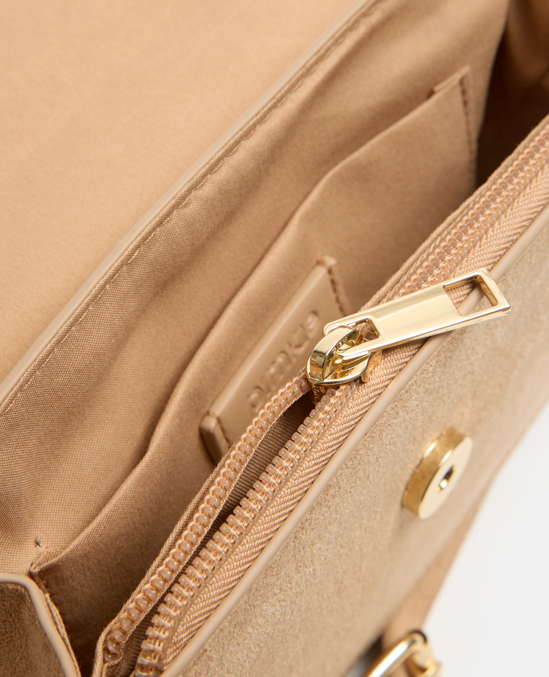 Petit sac boxy en suédine avec boucle fantaisie