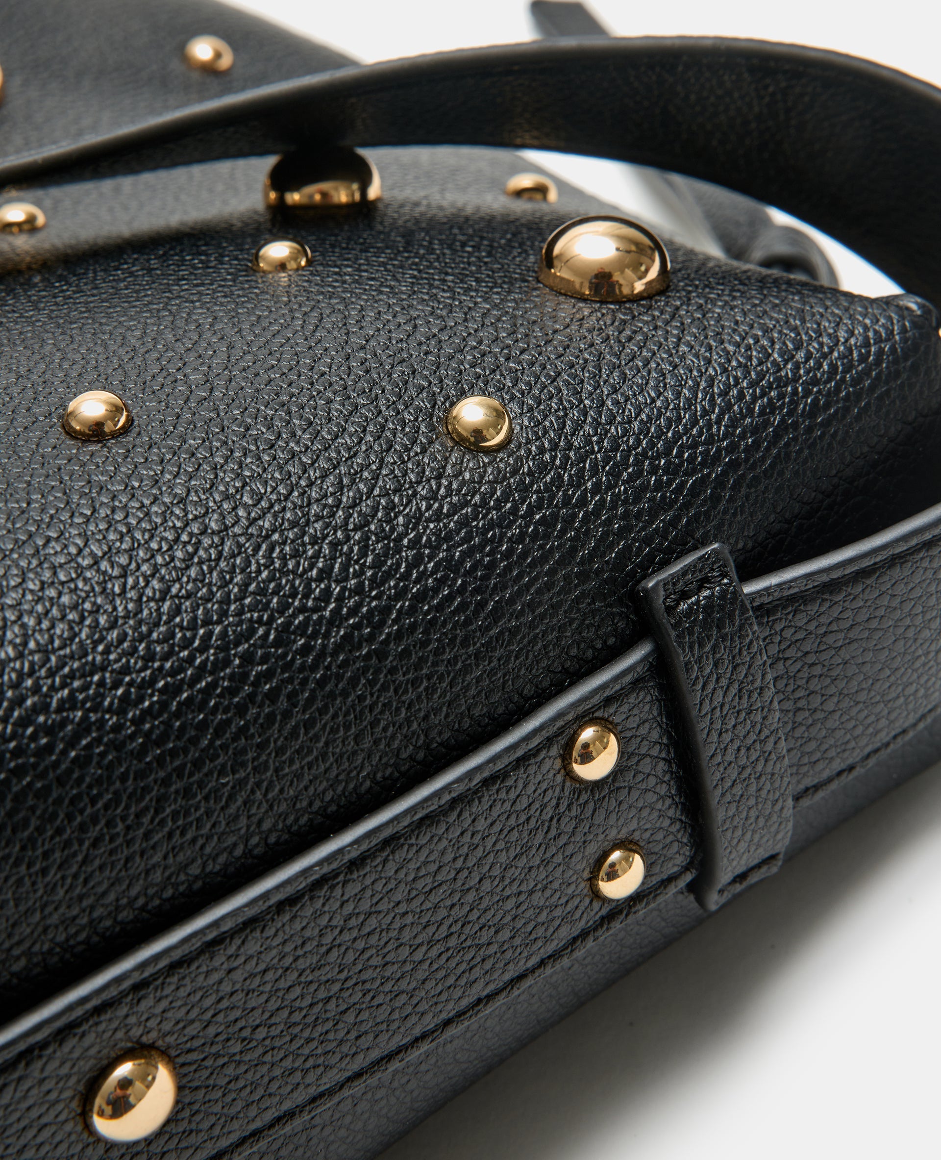 Sac boxy avec clous porté épaule