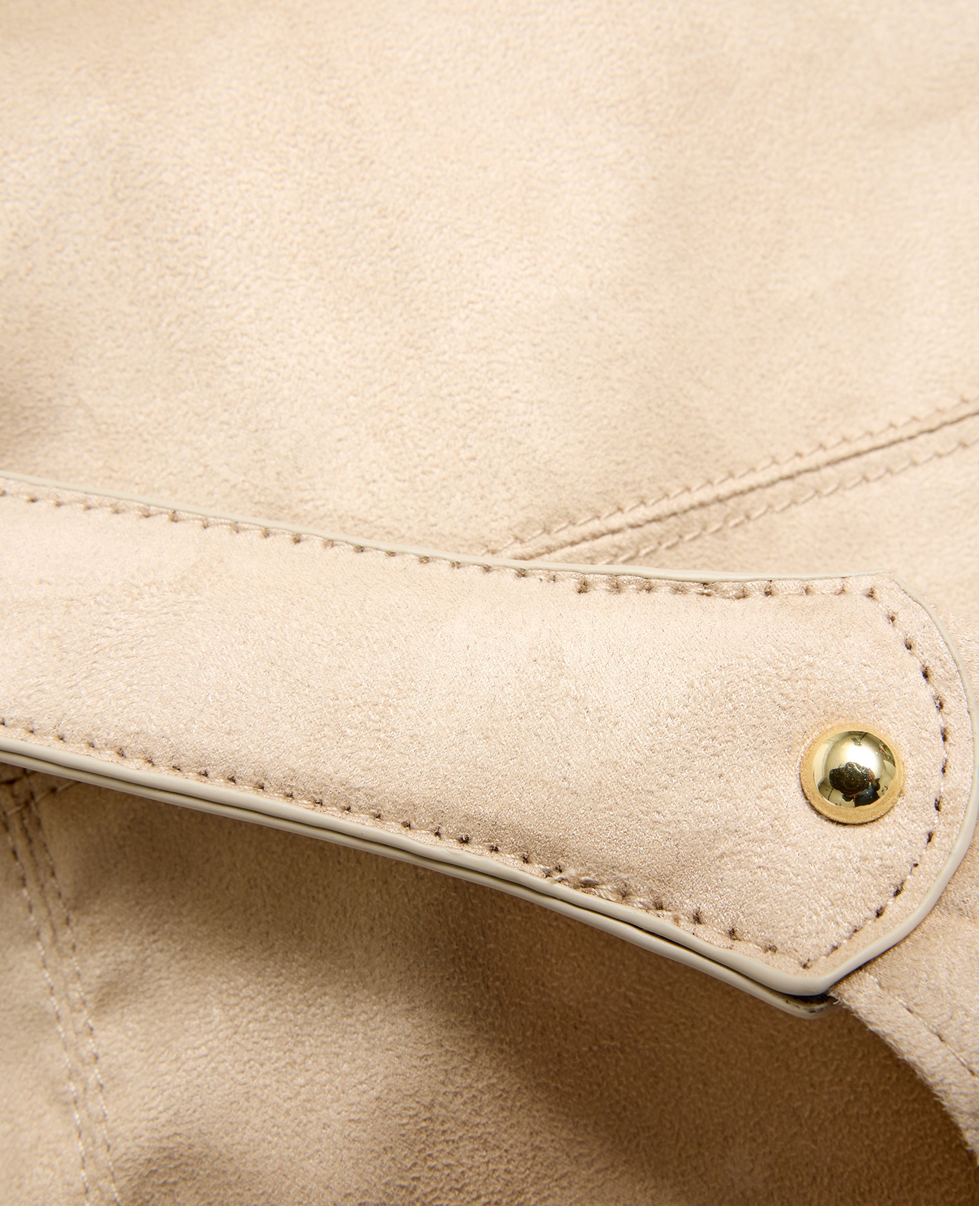 Grand sac en suédine porté épaule
