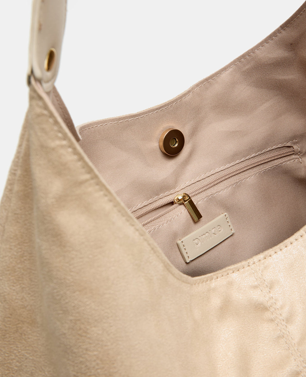 Grand sac en suédine porté épaule