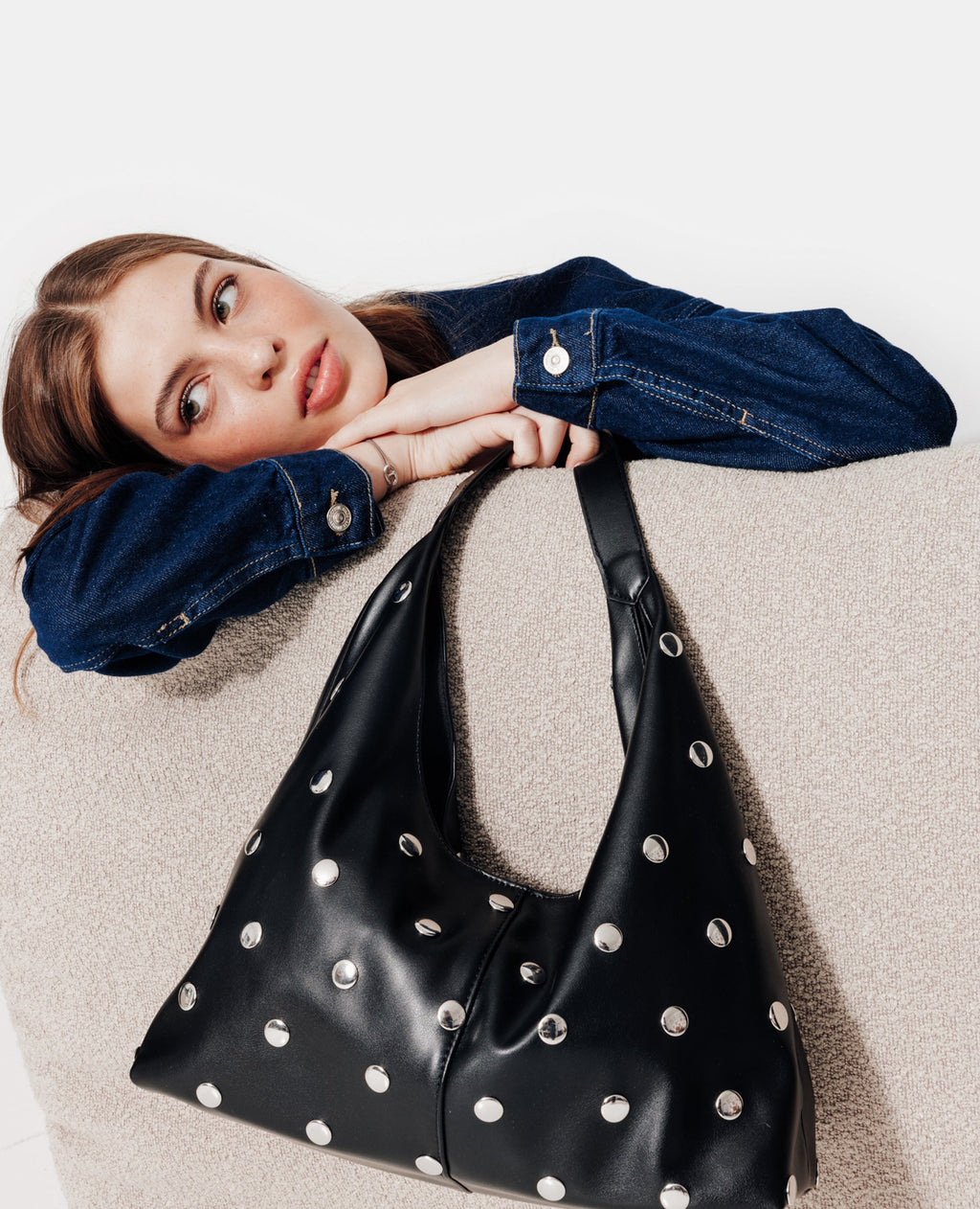 Grand sac en simili souple avec clous en all over