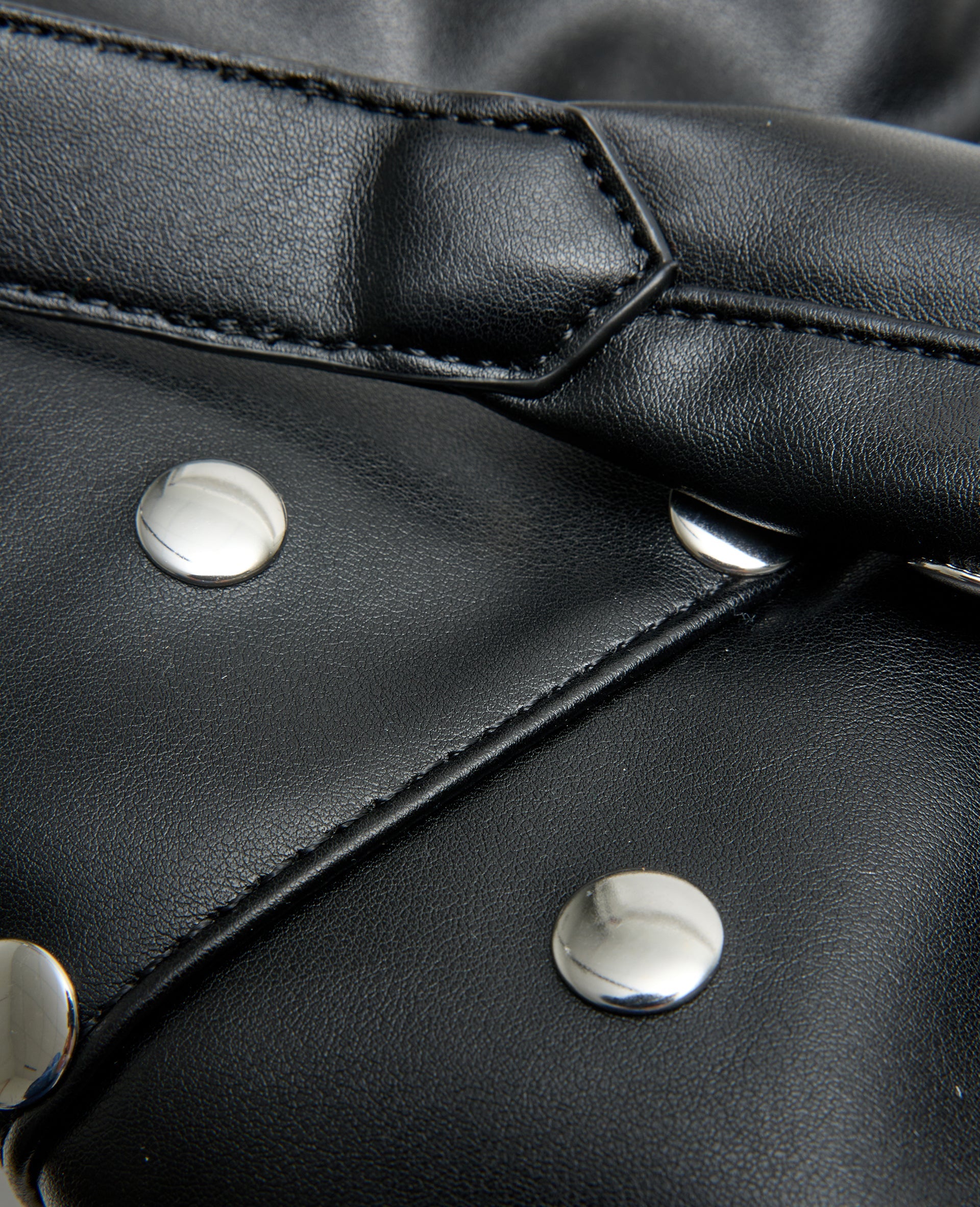 Grand sac en simili souple avec clous en all over