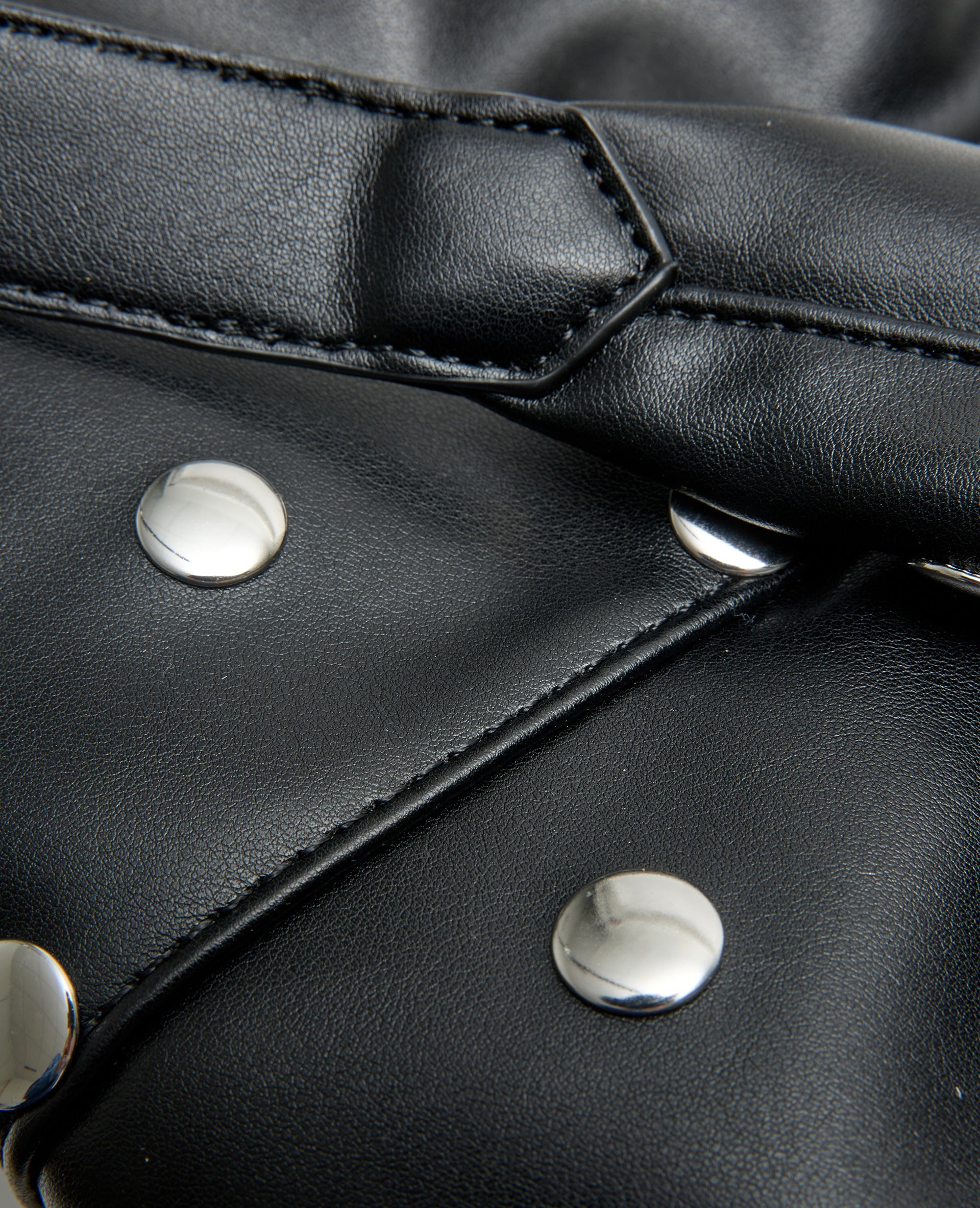 Grand sac en simili souple avec clous en all over