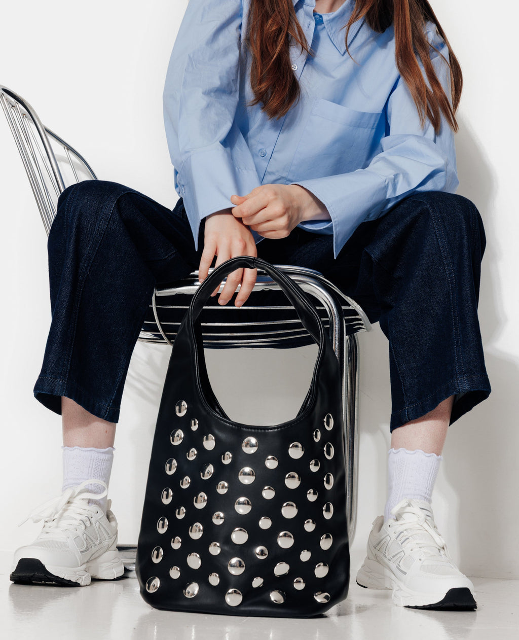 Sac en simili souple avec clous en all over
