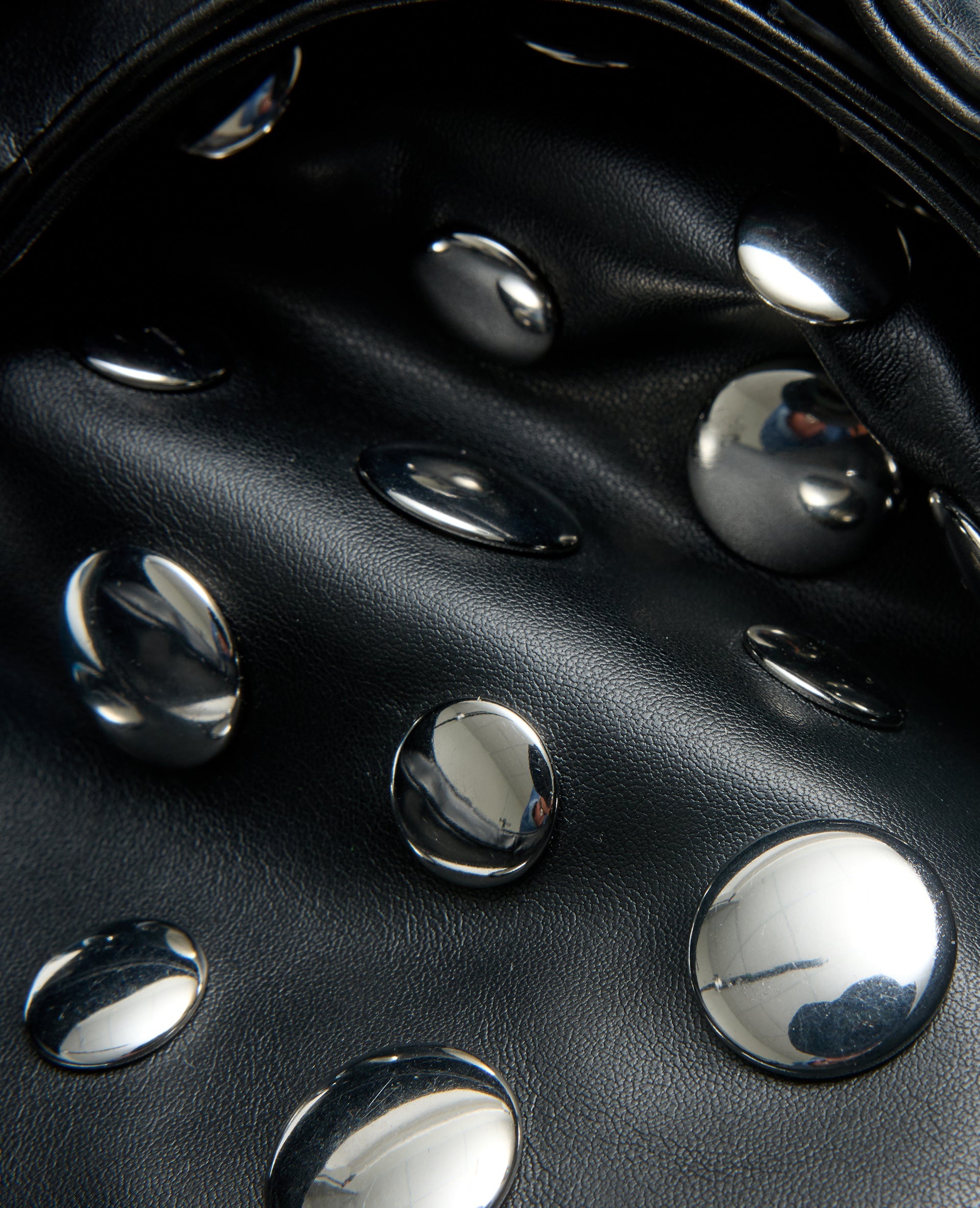 Sac en simili souple avec clous en all over