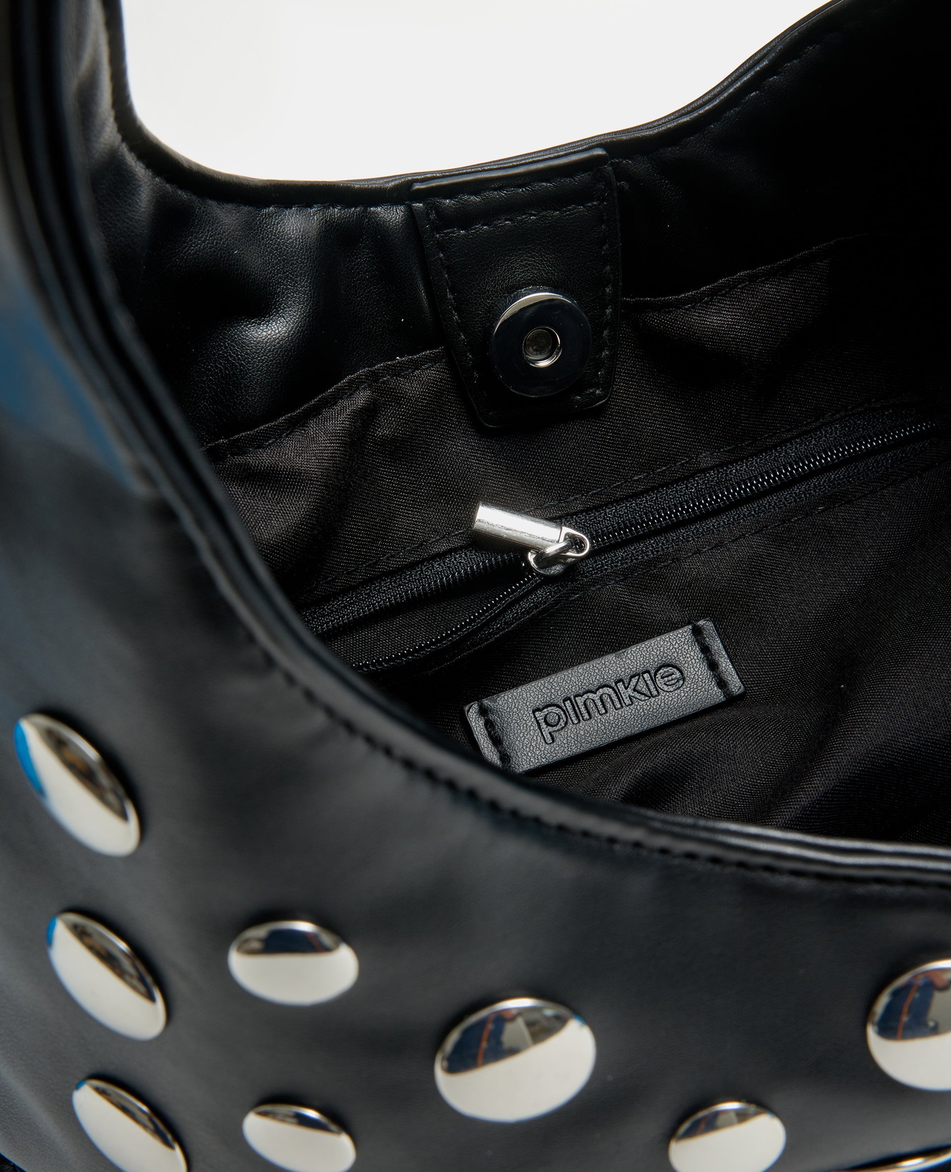 Sac en simili souple avec clous en all over