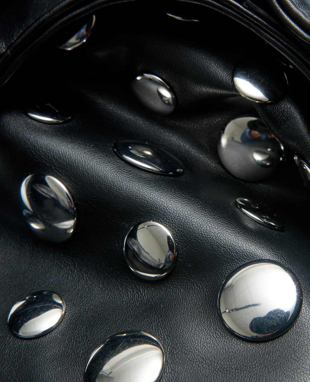 Sac en simili souple avec clous en all over